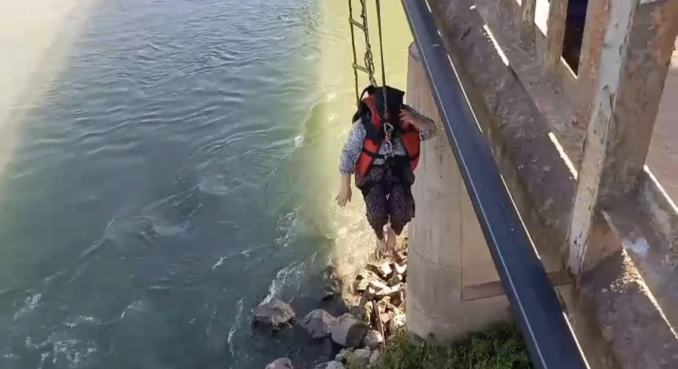 Serinlemek için girdiği suda mahsur kaldı