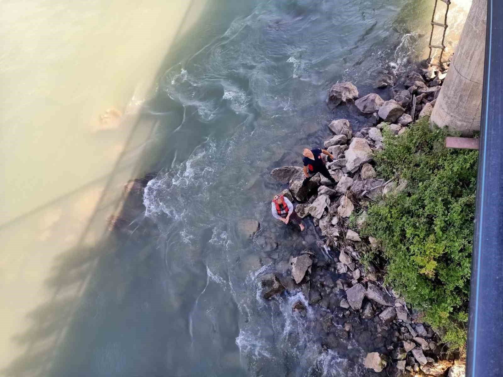 Serinlemek için girdiği suda mahsur kaldı