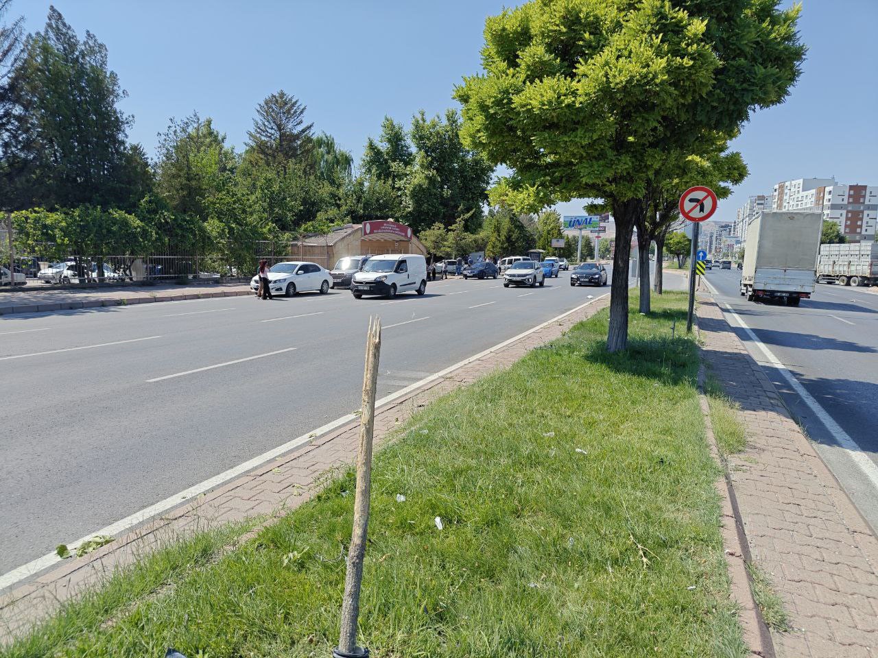 Karşı yola ge&ccedil;en otomobil 2 araca ve trafoya &ccedil;arptı: 1 yaralı
