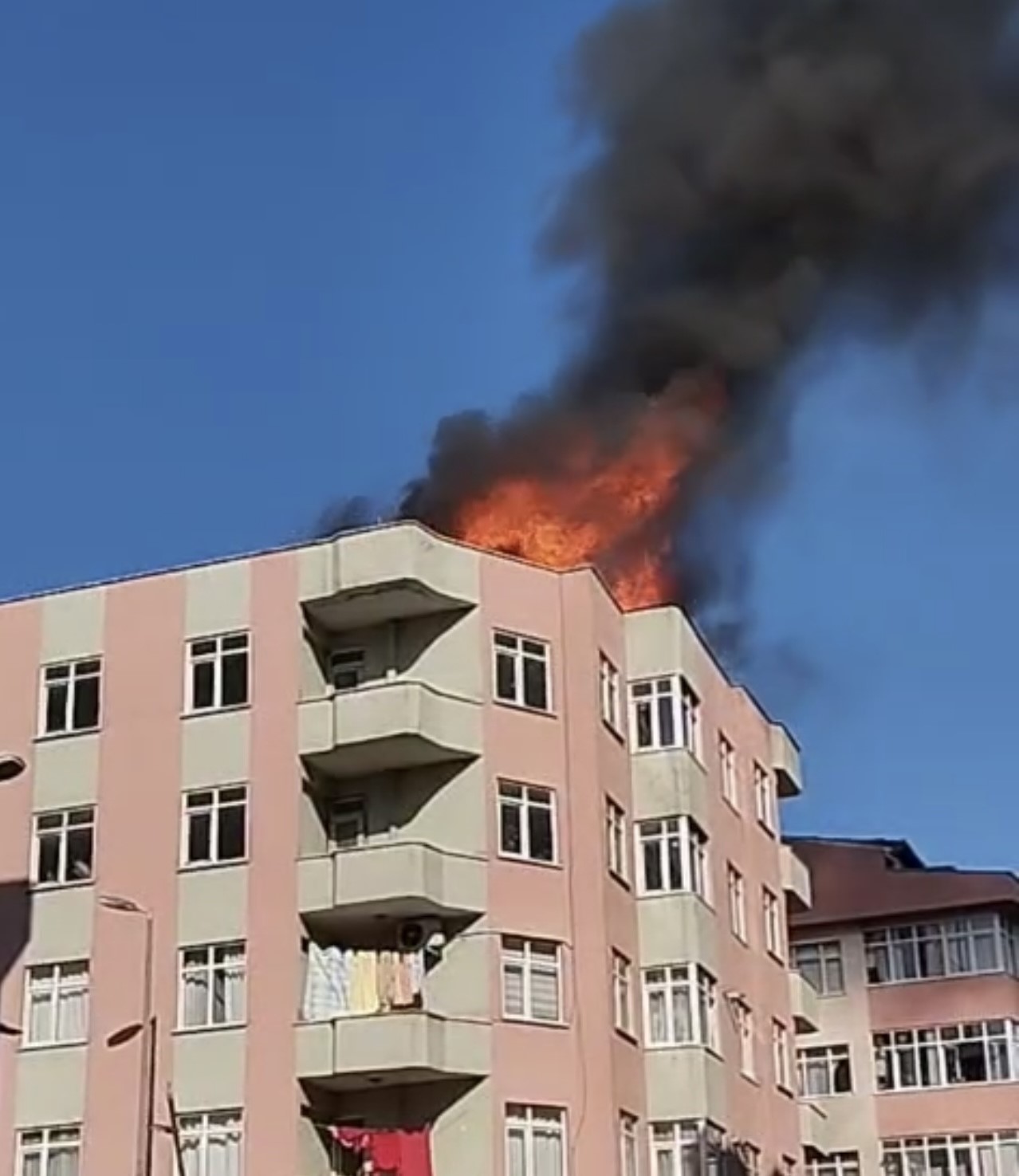 Pendik&rsquo;te 4 katlı binanın &ccedil;atısında yangın &ccedil;ıktı
