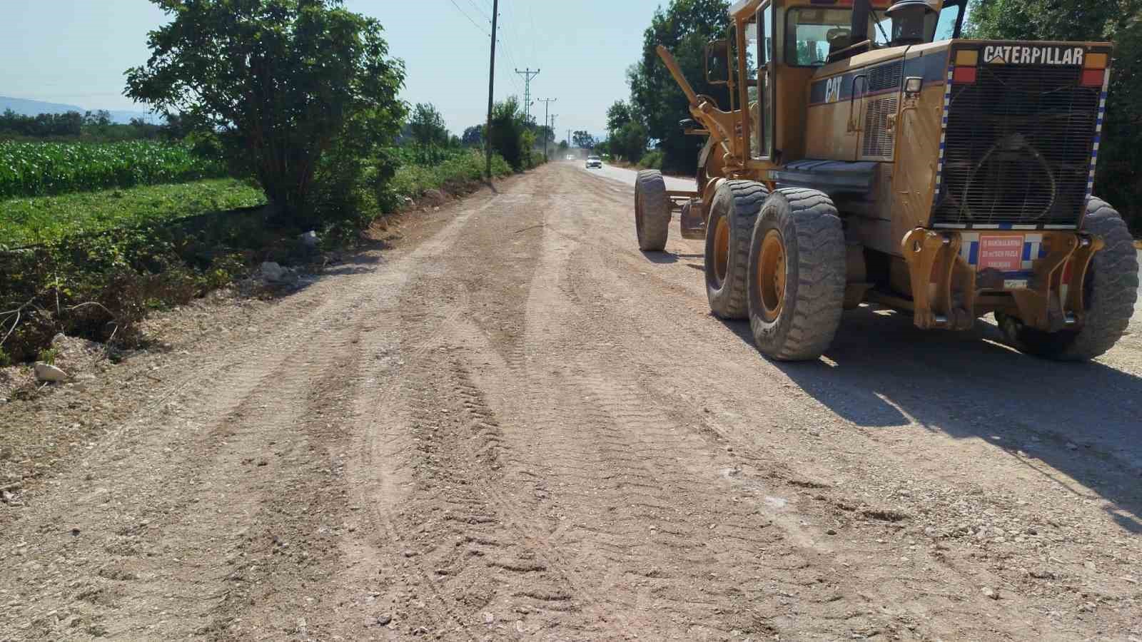 Fen işleri yama ve reglaj &ccedil;alışmalarını s&uuml;rd&uuml;rd&uuml;
