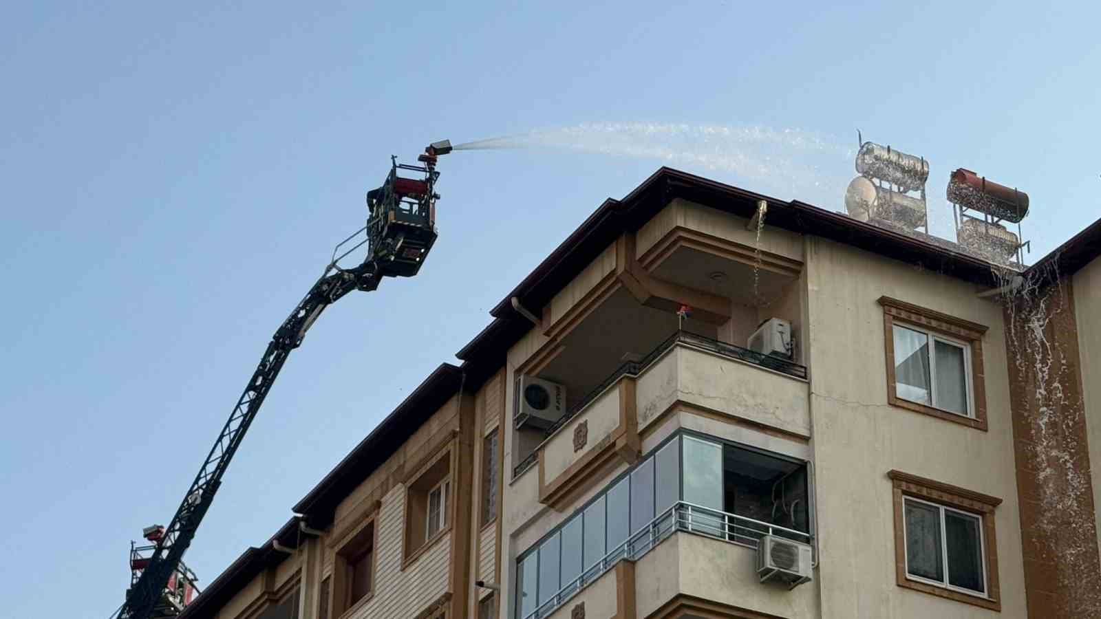 Gaziantep’te 6 katlı binanın çatısında yangın