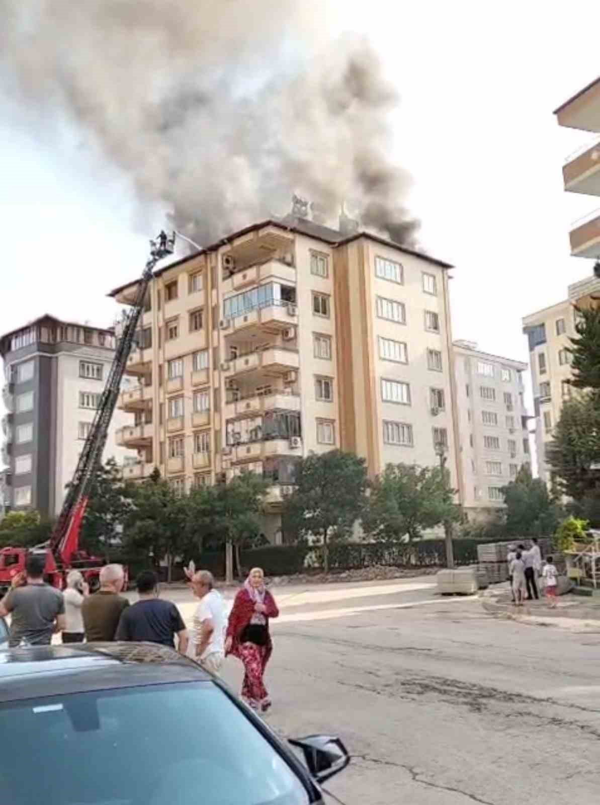 Gaziantep&rsquo;te 6 katlı binanın &ccedil;atısında yangın
