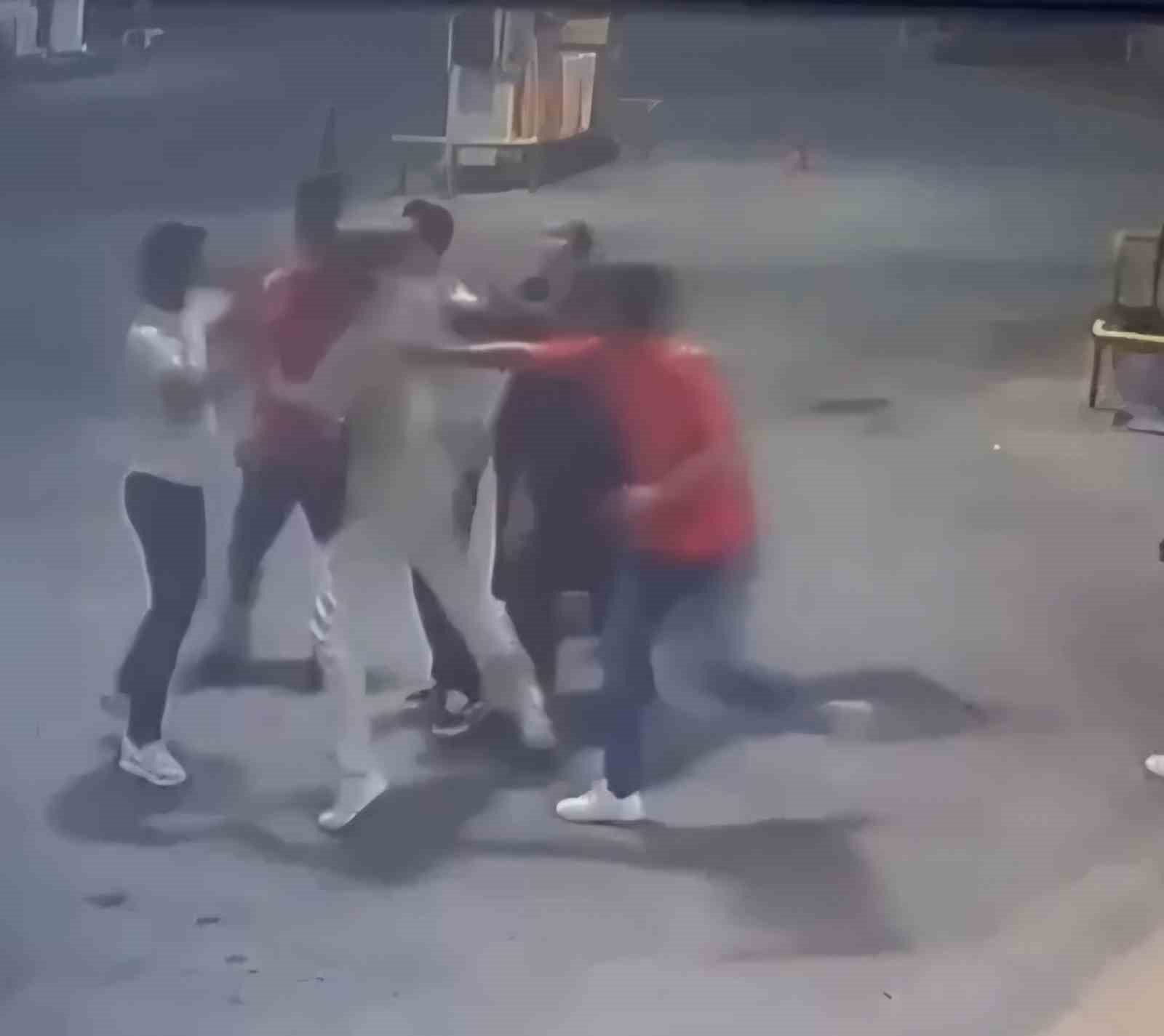 S&uuml;r&uuml;c&uuml;lerin şerit kavgası kanlı bitti: 1 yaralı
