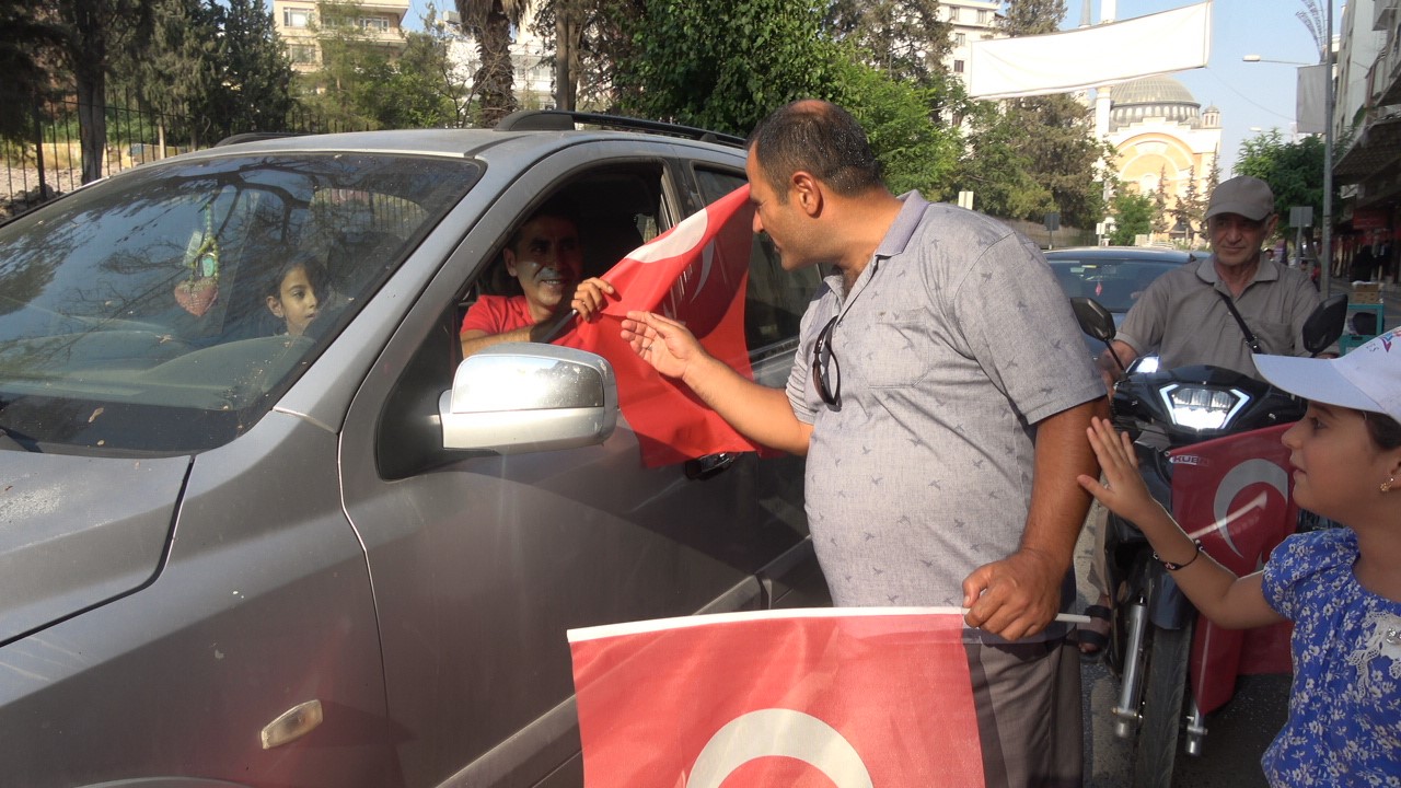 Kilis’te siyasi parti il başkanları, vatandaşlara Türk bayrağı dağıttı