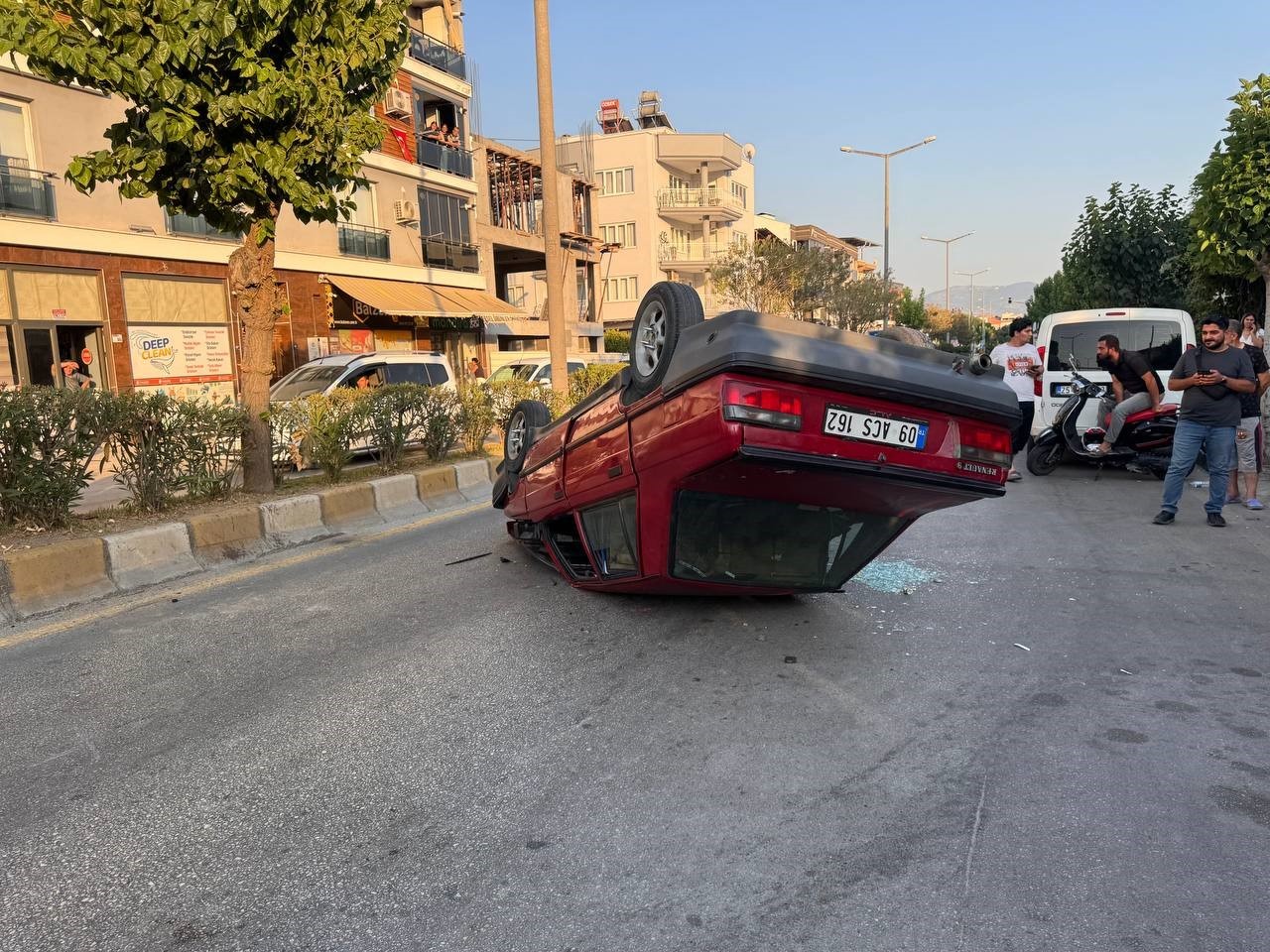 Aydın’da 15 yaşındaki gencin kullandığı otomobil takla attı