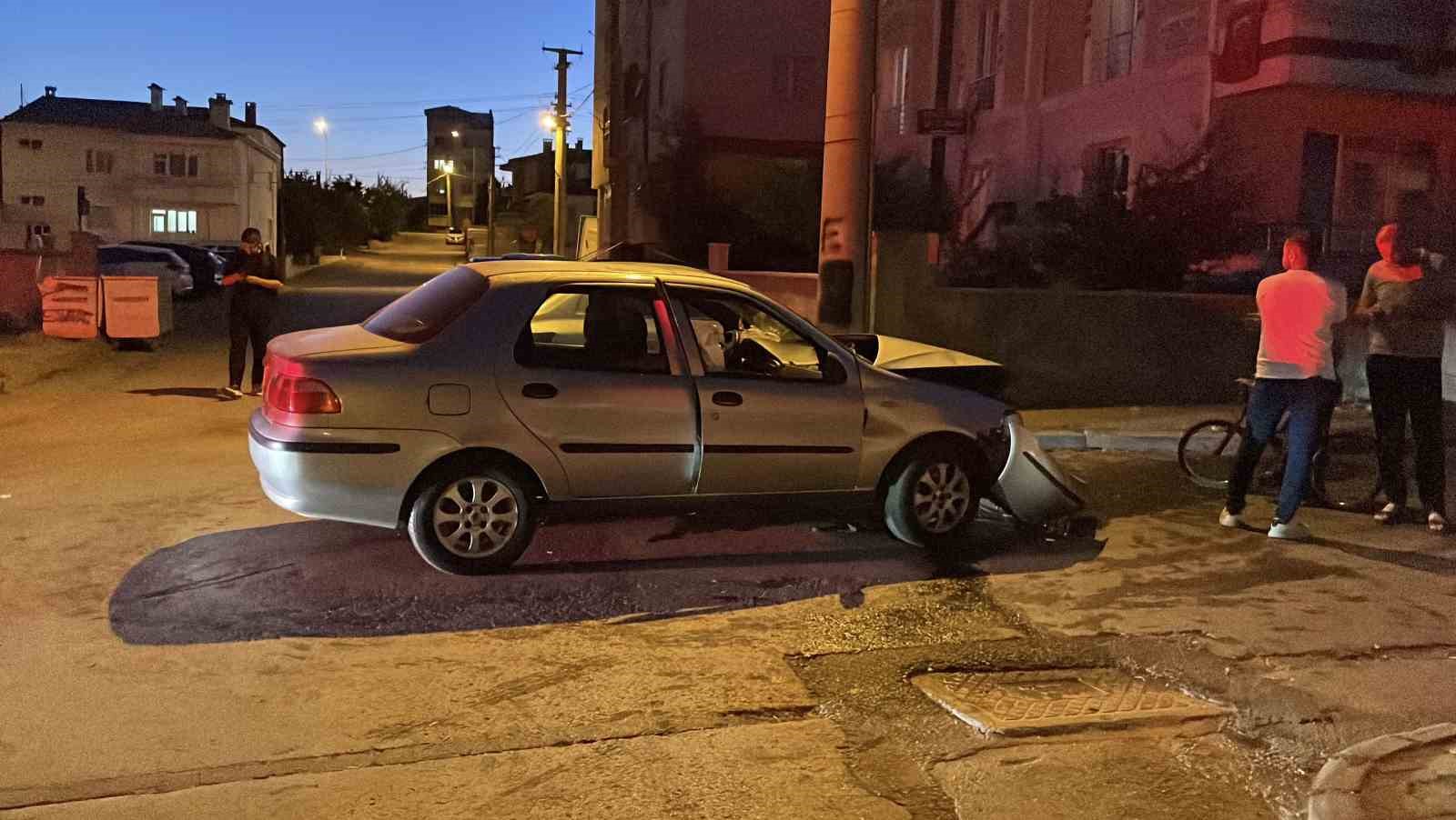 Sivas&rsquo;ta iki otomobil &ccedil;arpıştı: 6 kişi yaralandı
