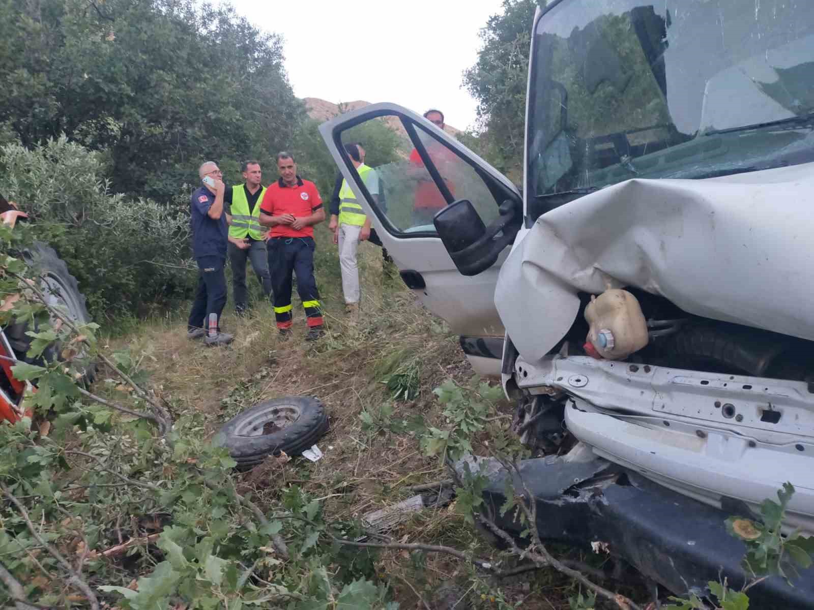 Sivas&rsquo;ta kamyonet şarampole u&ccedil;tu: 3 kişi yaralandı
