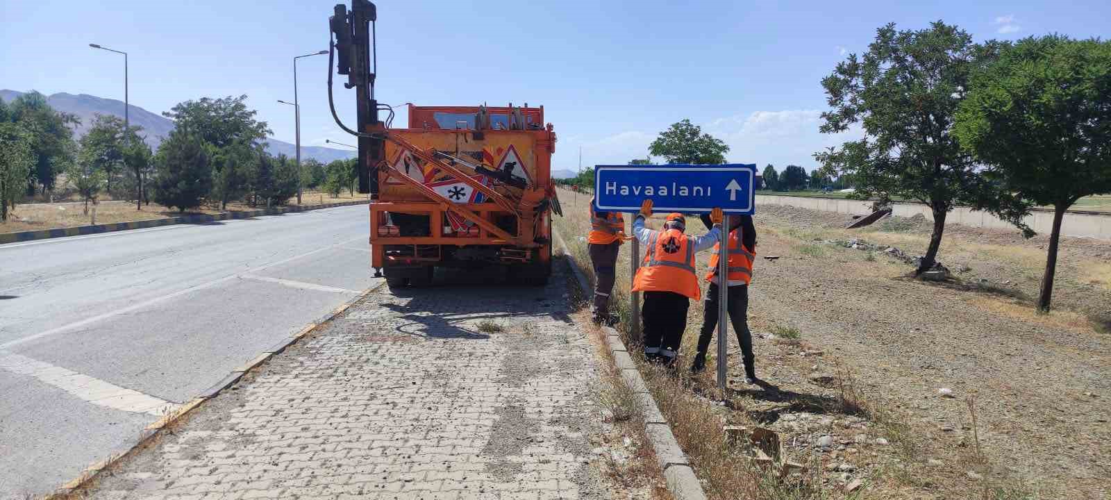 Muş-Havalimanı yolu, yol çalışması nedeniyle trafiğe kapatıldı
