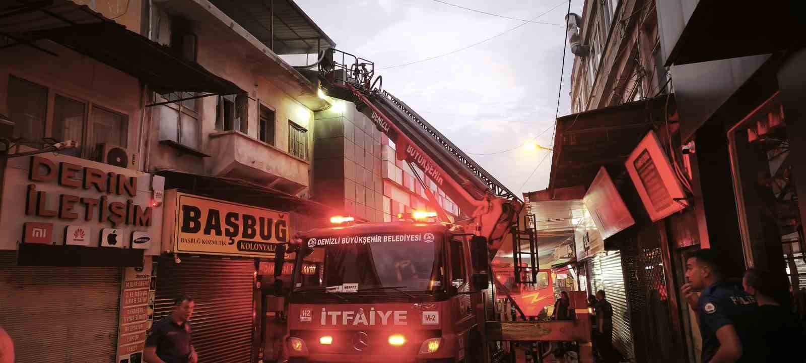 Tarihi Demirciler &Ccedil;arşısında &ccedil;ıkan yangın paniğe neden oldu
