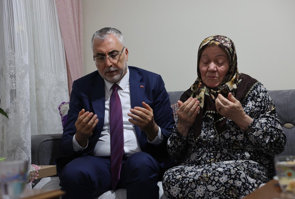 &Ccedil;alışma ve Sosyal G&uuml;venlik Bakanı Işıkhan, 15 Temmuz şehidi Yakup Kozan&rsquo;ın ailesini ziyaret etti
