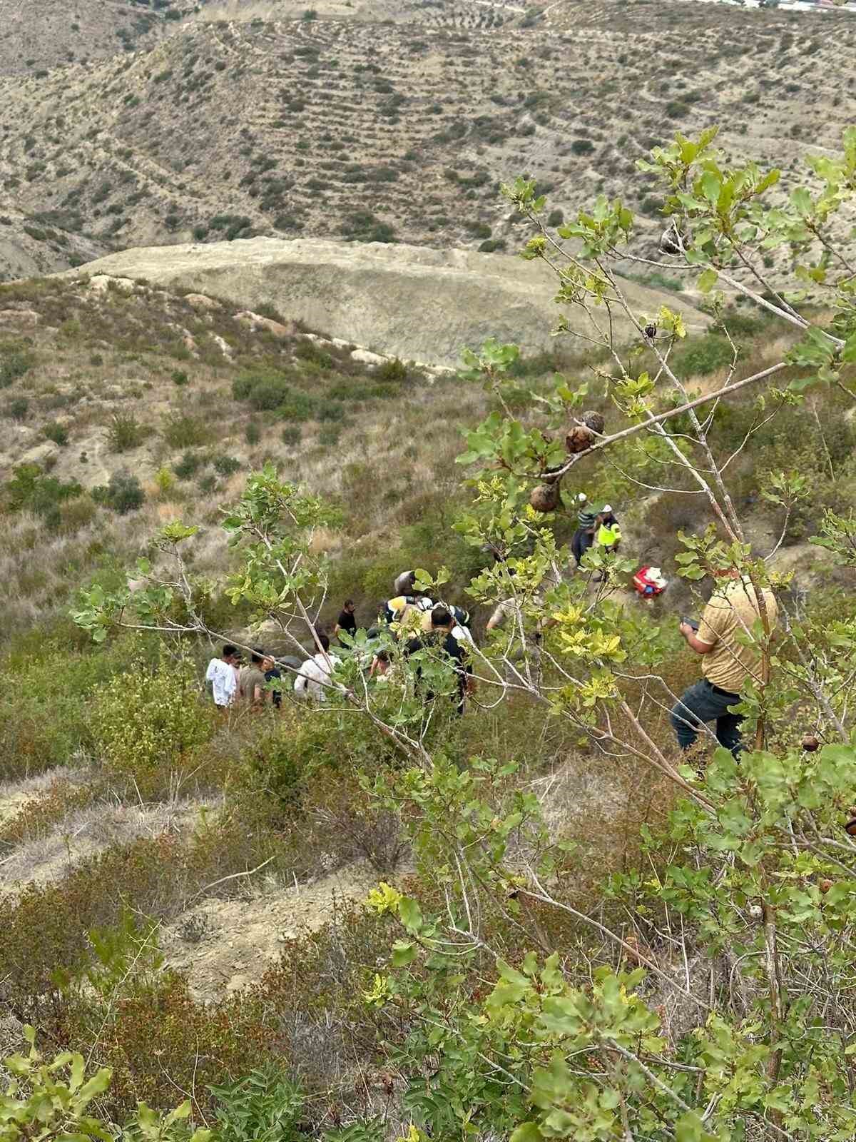 U&ccedil;uruma yuvarlanarak ters d&ouml;nen otomobildeki 4 kişi yaralandı
