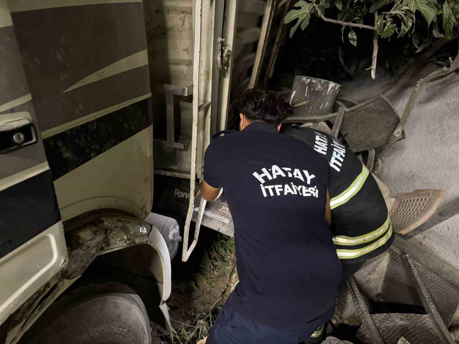 Kontrolden &ccedil;ıkan demir y&uuml;kl&uuml; kamyon restoranın bah&ccedil;esine u&ccedil;tu: 2 yaralı
