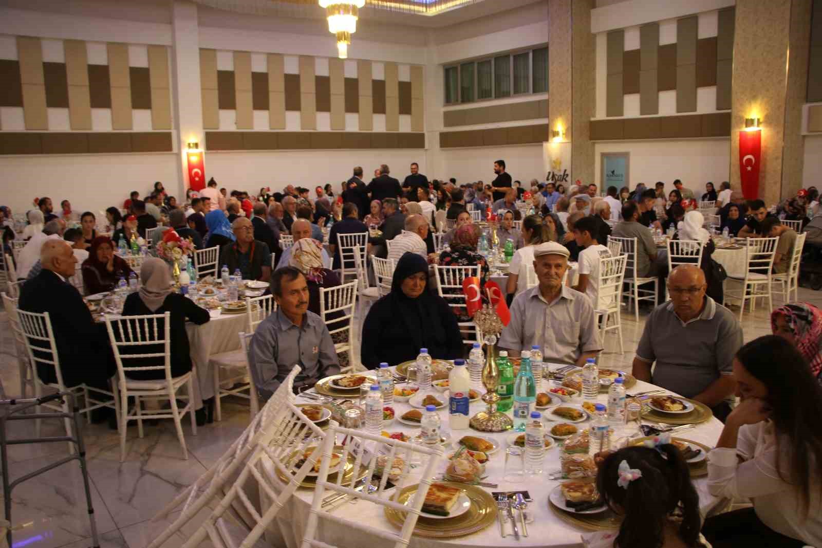 Bakan Yardımcısı Boyraz, Uşak&rsquo;ta şehit yakınları ve gazi aileleri ile yemekte bir araya geldi
