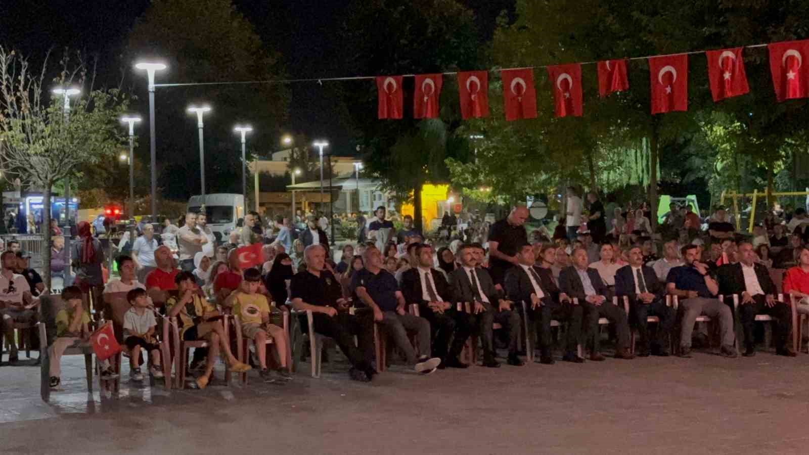 Duygu yüklü film açık havada izlendi
