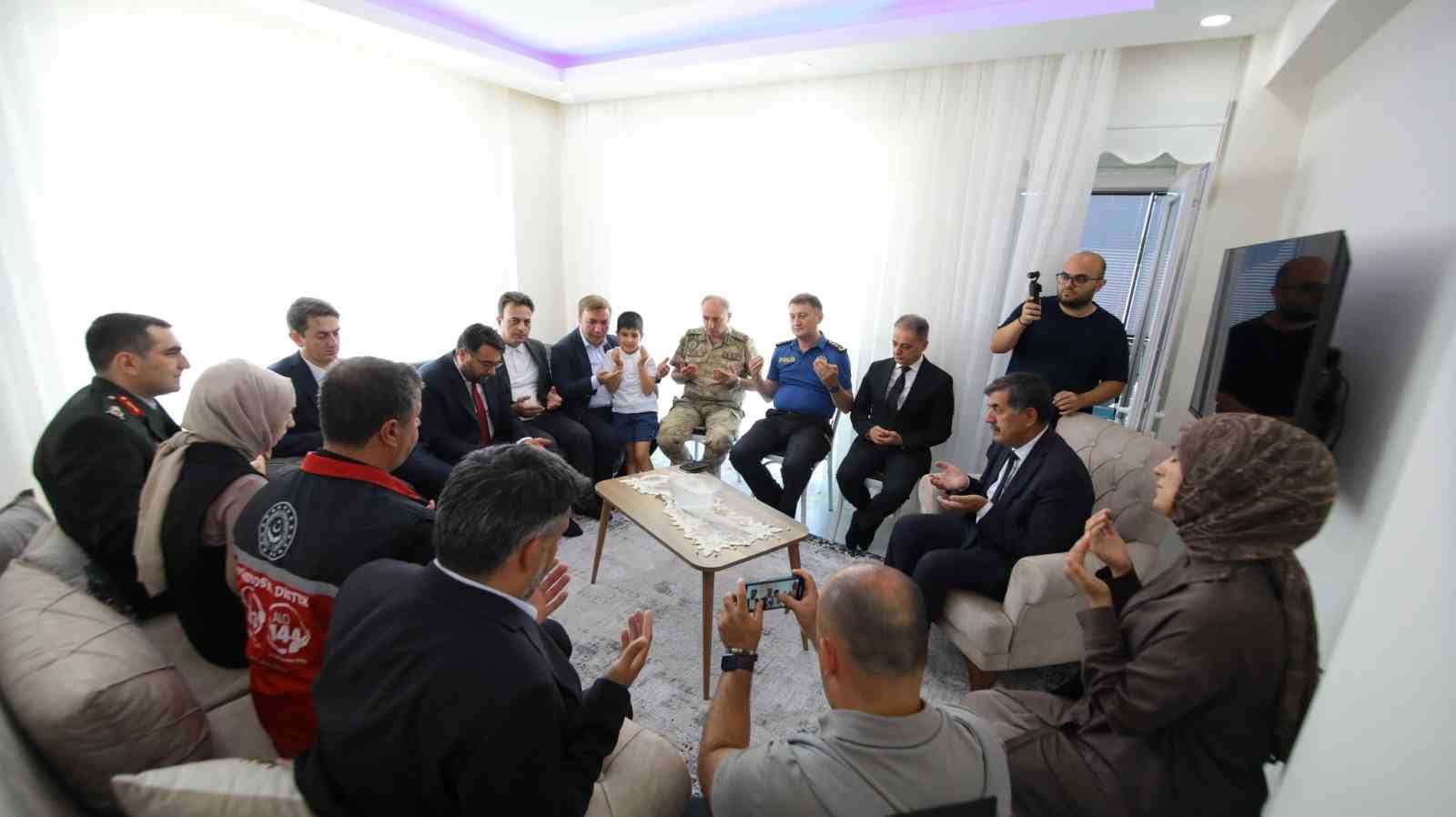 Vali Aydoğdu şehit ailesini ziyaret etti