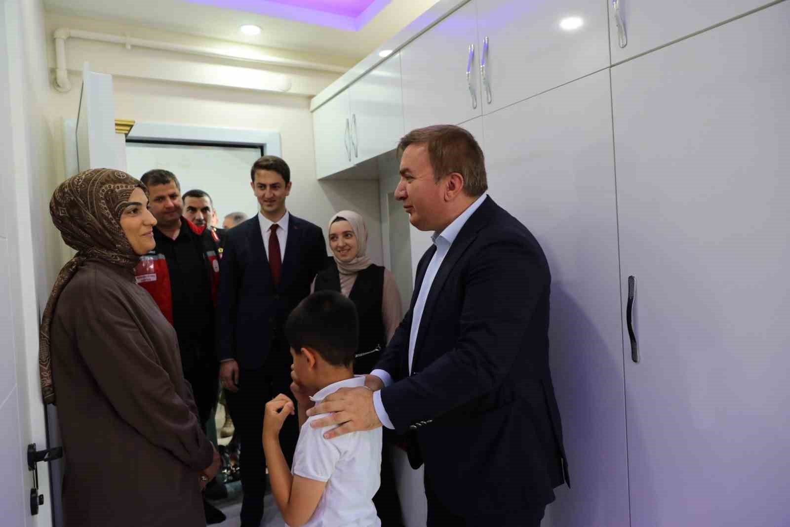 Vali Aydoğdu şehit ailesini ziyaret etti
