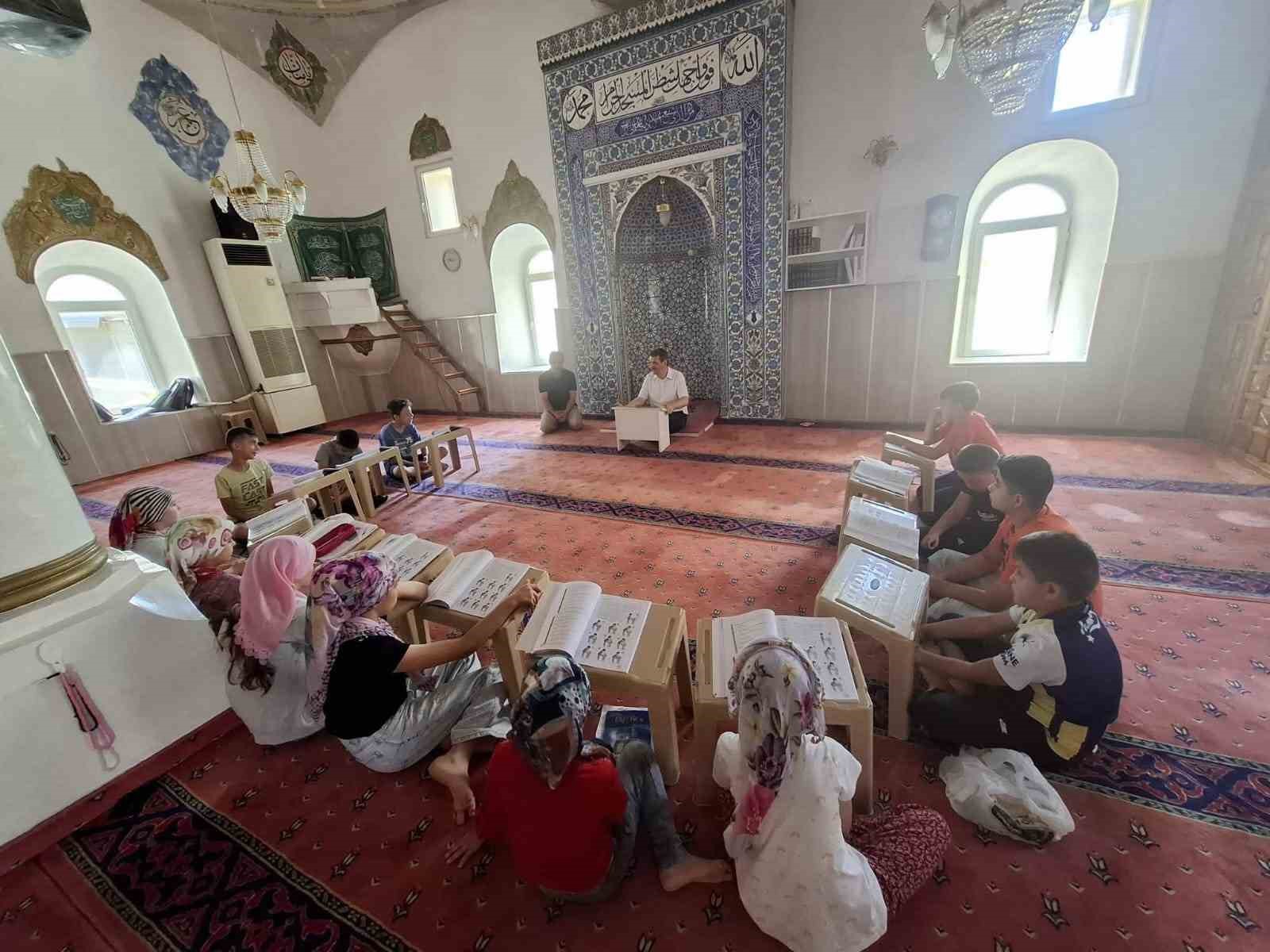 Selendi’de camiler çocuk sesleriyle şenlendi