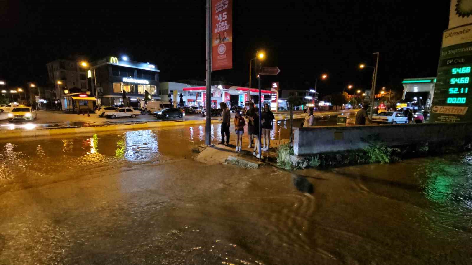 Edirne&rsquo;de i&ccedil;me suyu hattı patladı: Cadde ve sokaklar g&ouml;le d&ouml;nd&uuml;
