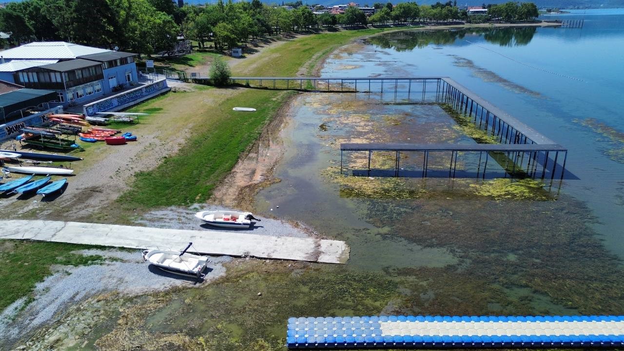 İznik Gölü’nde korkutan görüntü...En büyük iskelesi karaya oturdu