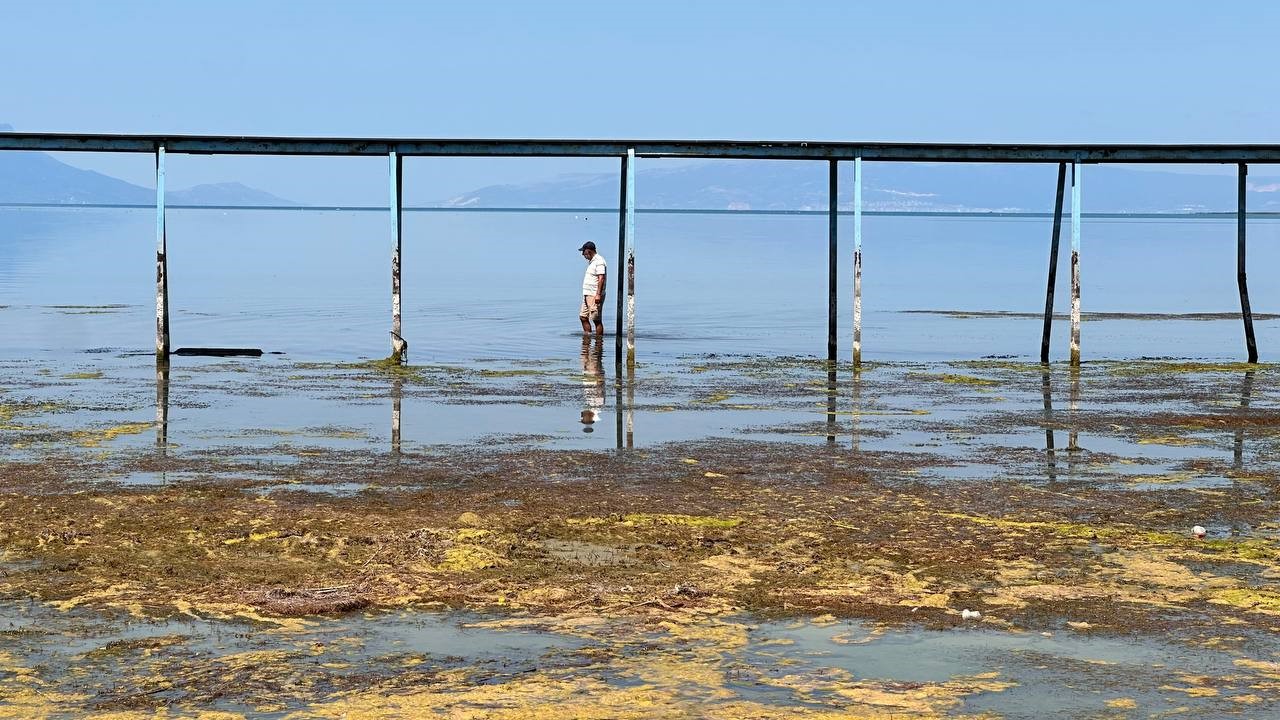 İznik G&ouml;l&uuml;&rsquo;nde korkutan g&ouml;r&uuml;nt&uuml;...En b&uuml;y&uuml;k iskelesi karaya oturdu
