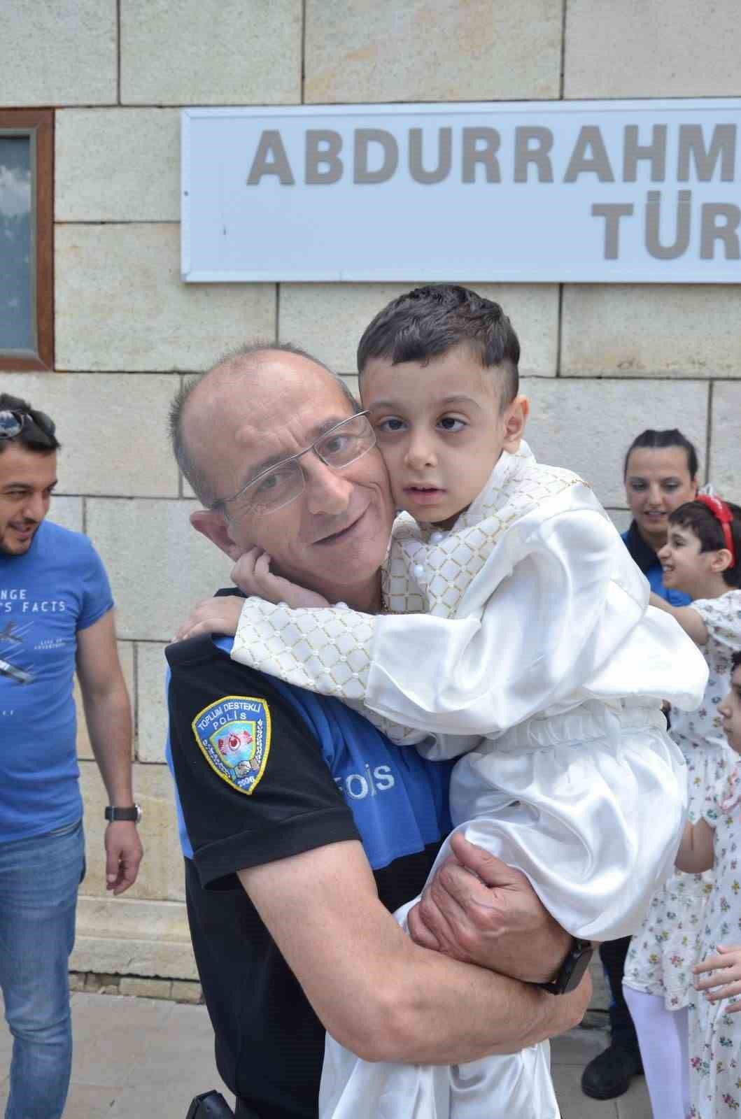 Erzurum polisinden y&uuml;rek ısıtan davranış
