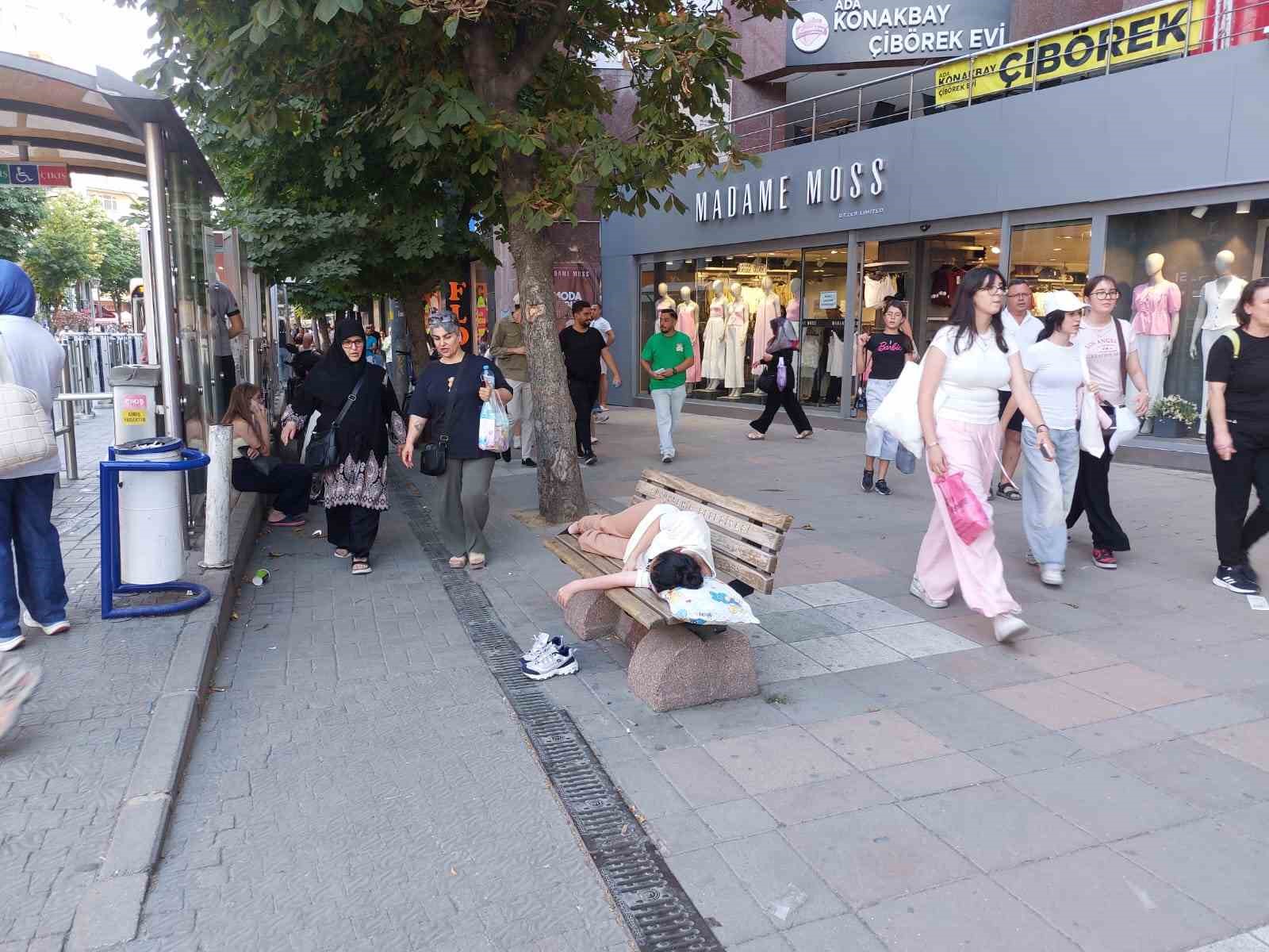 Sıcaktan bunalan gen&ccedil; g&ouml;lgelik bankta yastıkla beraber uyudu
