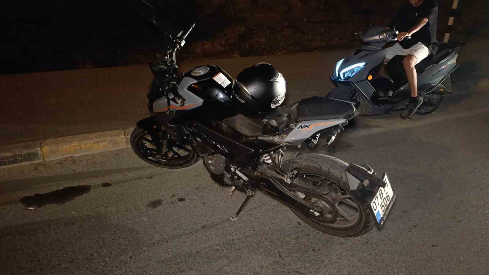 Bord&uuml;r taşına &ccedil;arpan motosikletin s&uuml;r&uuml;c&uuml;s&uuml; yaralandı
