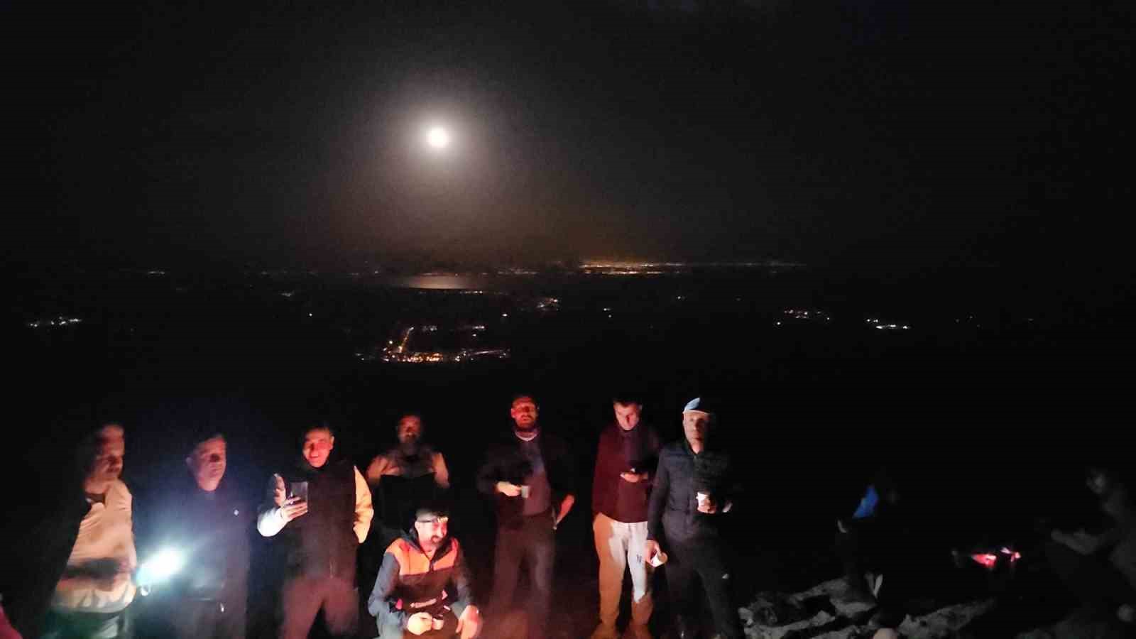 Van Gölü’ne yansıyan dolunay Süphan Dağı’nda hayranlıkla izlendi