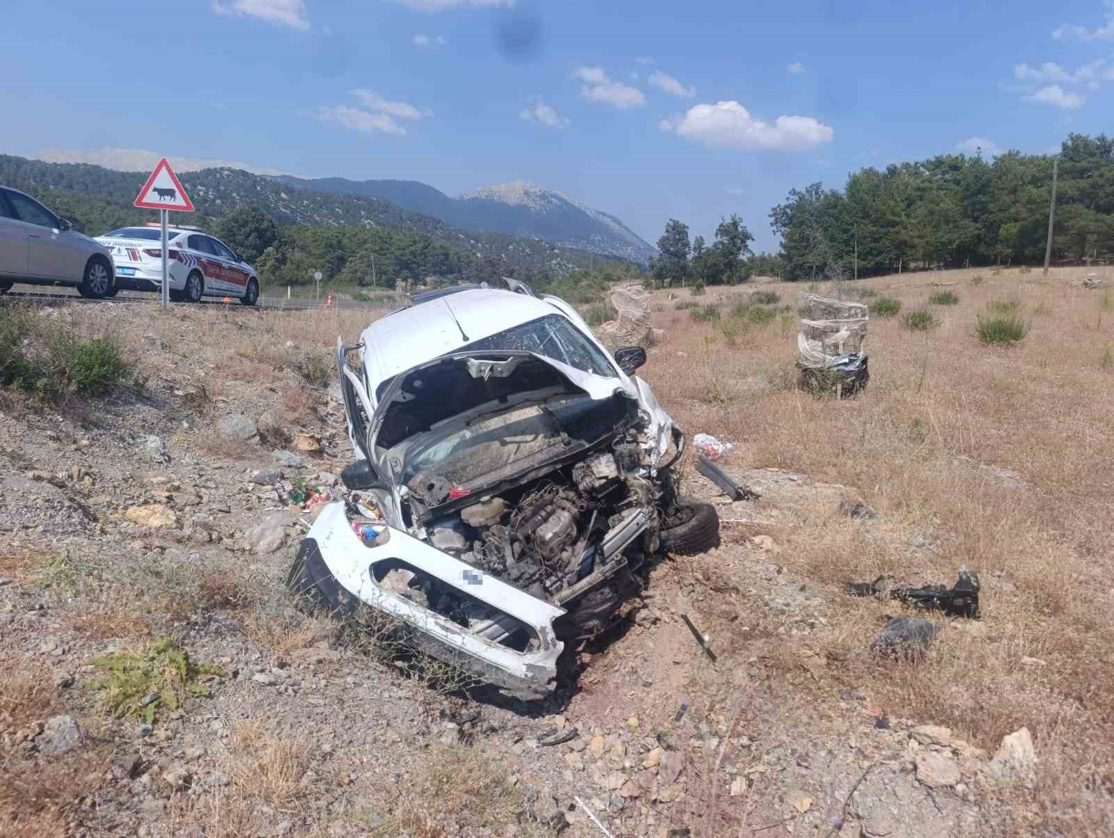 Şarampole u&ccedil;an hafif ticari aracın s&uuml;r&uuml;c&uuml;s&uuml; yaralandı
