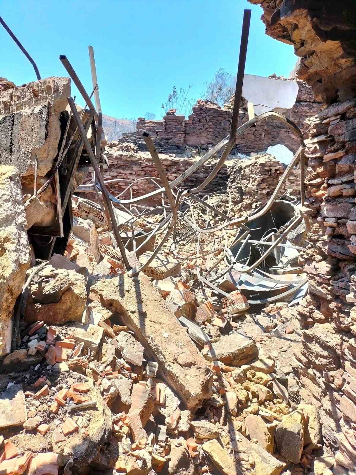 Aydın&rsquo;dan İzmir&rsquo;e yardım eli uzandı, topladıkları eşyaları teslim ettiler
