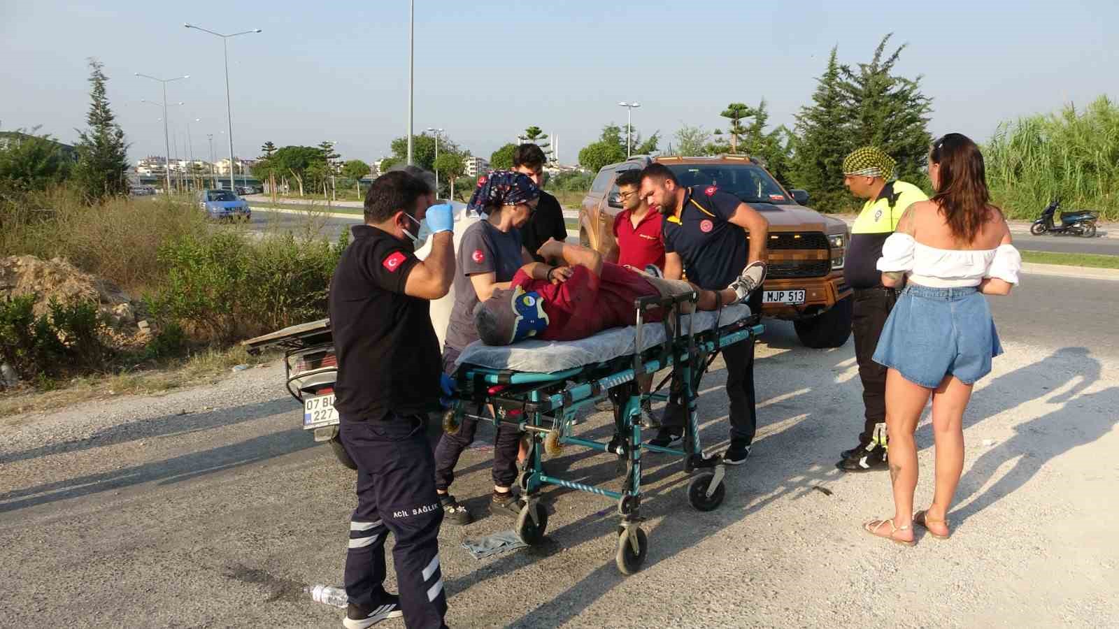 Motosiklet ile hafif ticari araç çarpıştı: 1 yaralı