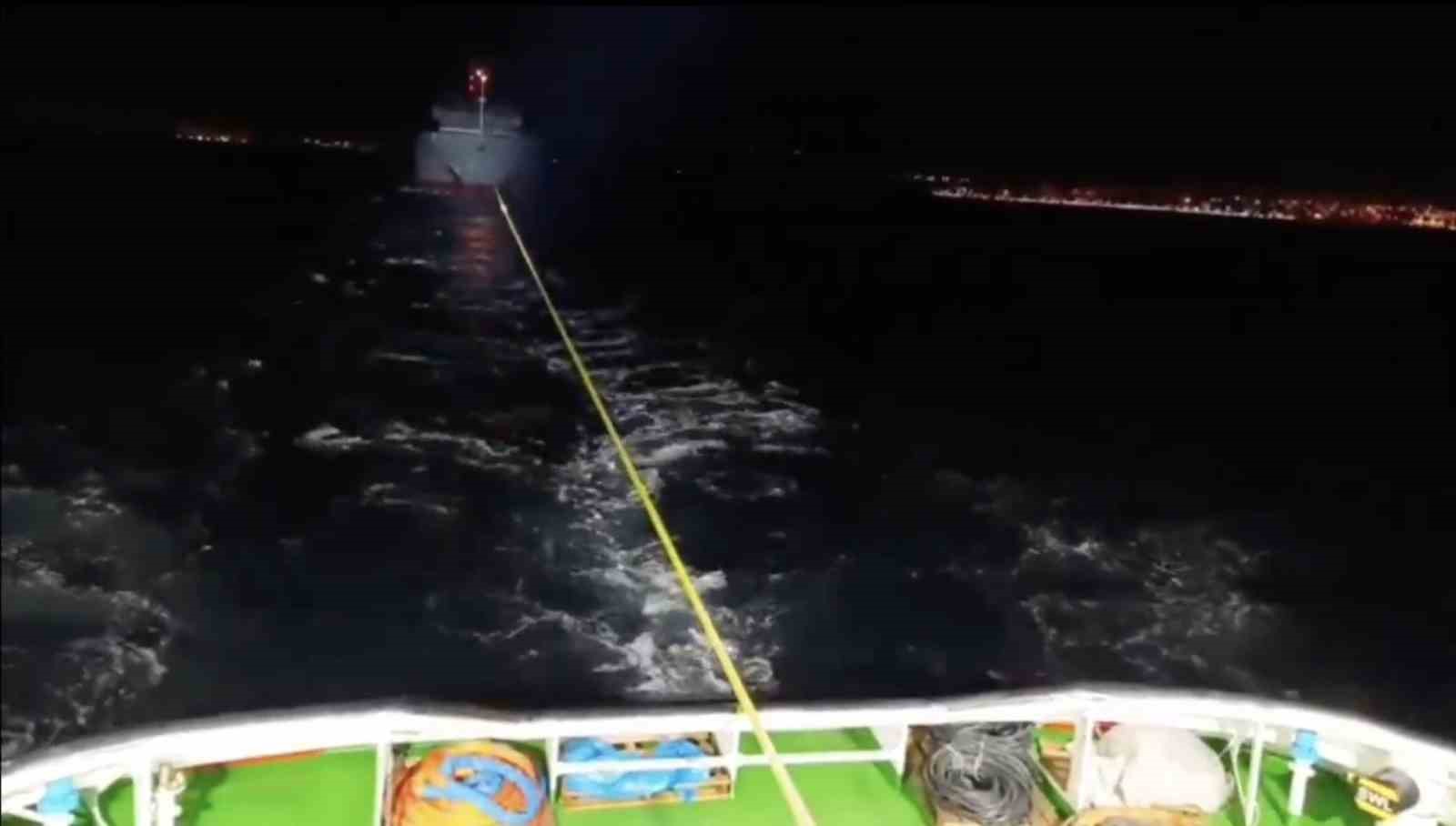 &Ccedil;anakkale Boğazı&rsquo;ndan ge&ccedil;en genel kargo gemisi makine arızası yaptı
