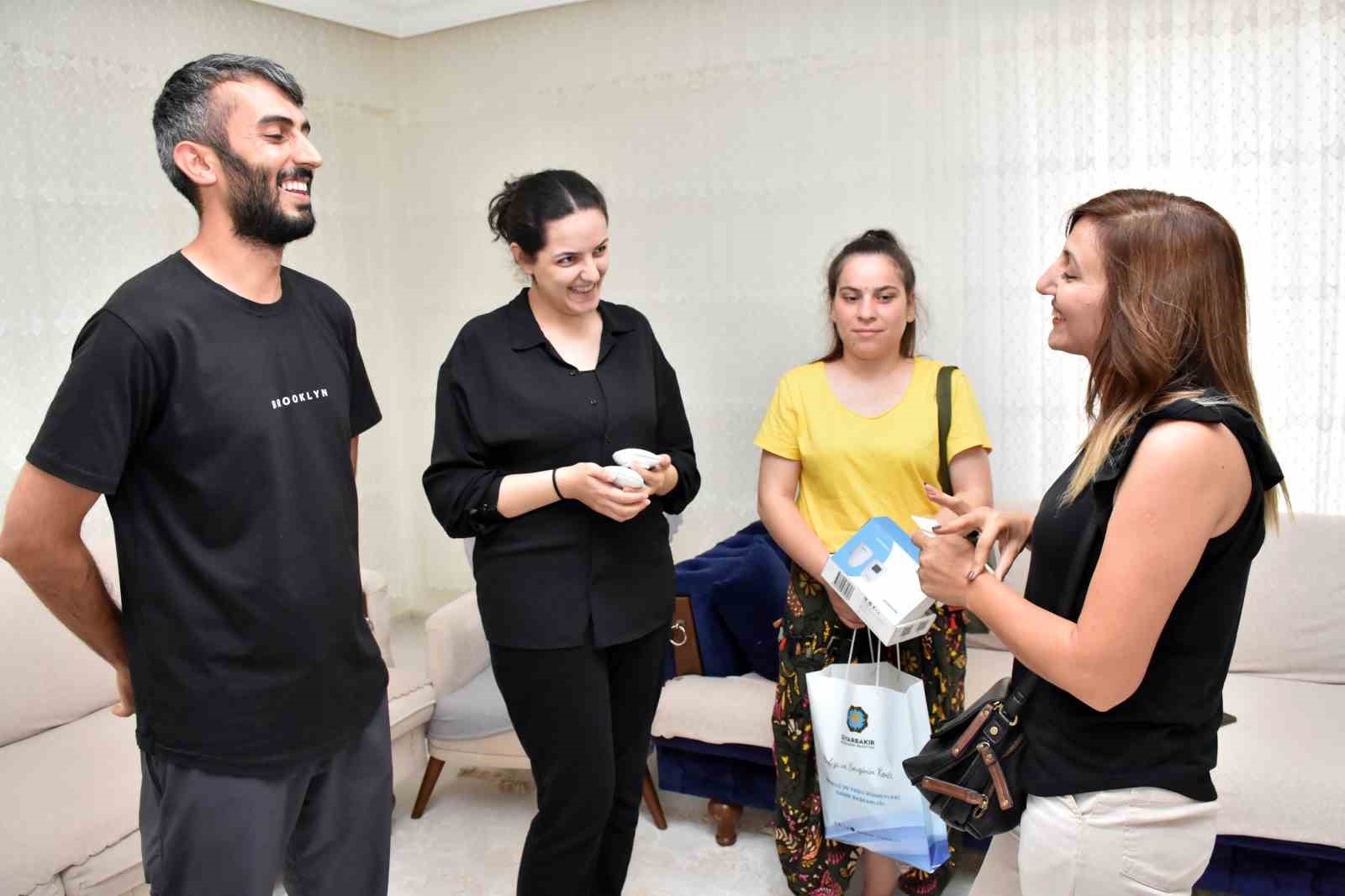 Diyarbakır&rsquo;da işitme engelli ailelere &rsquo;Titreşimli Bebek Telsizi&rsquo; desteği
