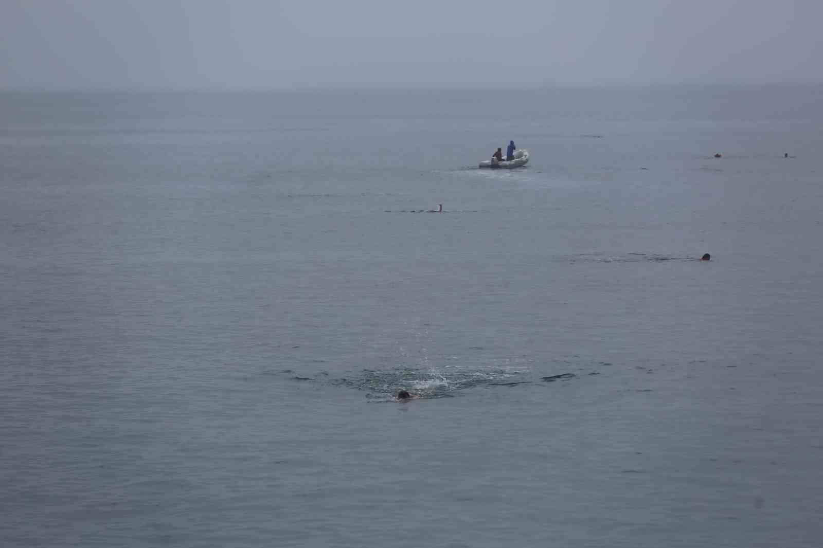15 Temmuz için Karadeniz’de 4 kilometre boyunca yüzdüler