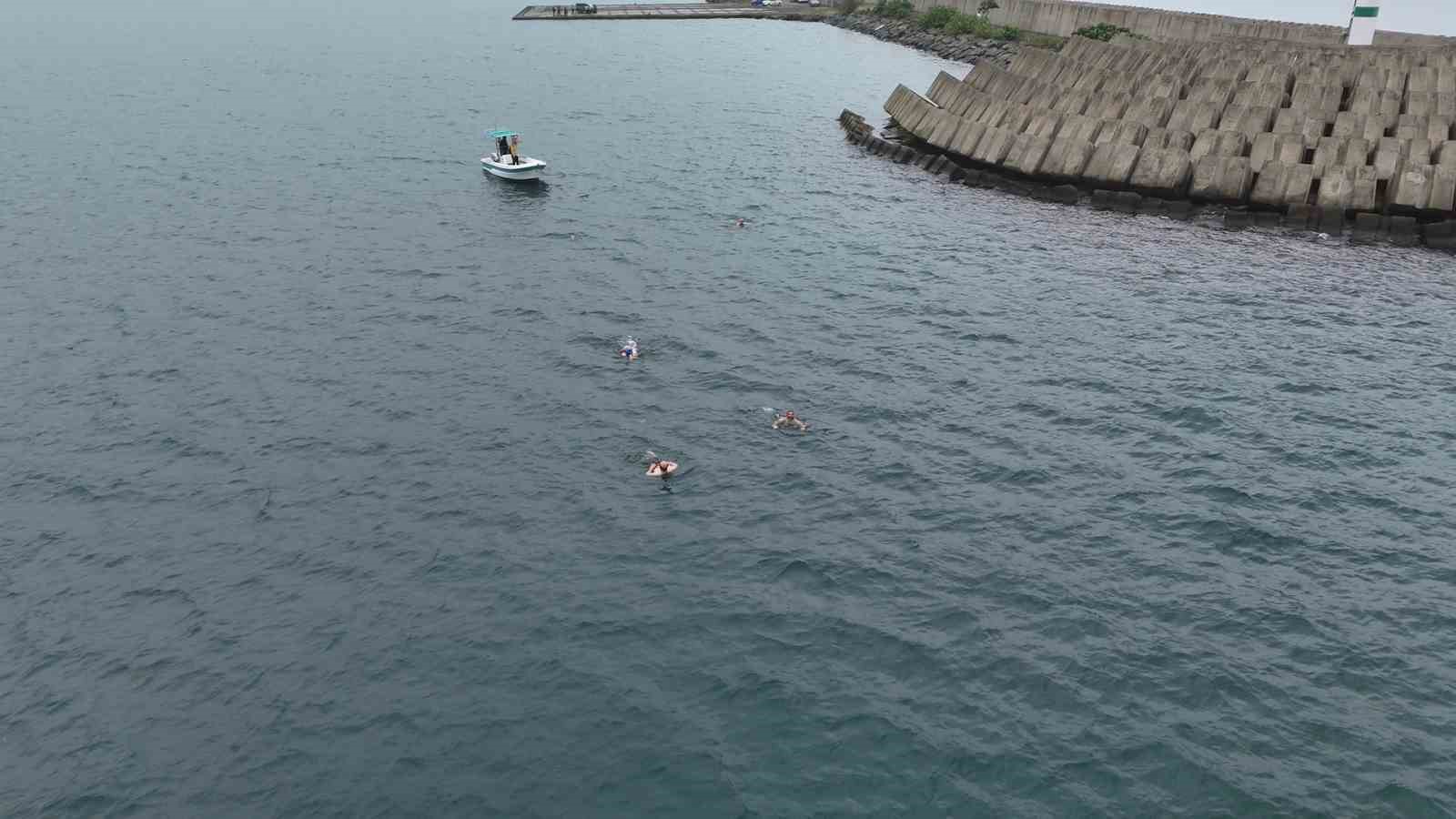 15 Temmuz i&ccedil;in Karadeniz&rsquo;de 4 kilometre boyunca y&uuml;zd&uuml;ler
