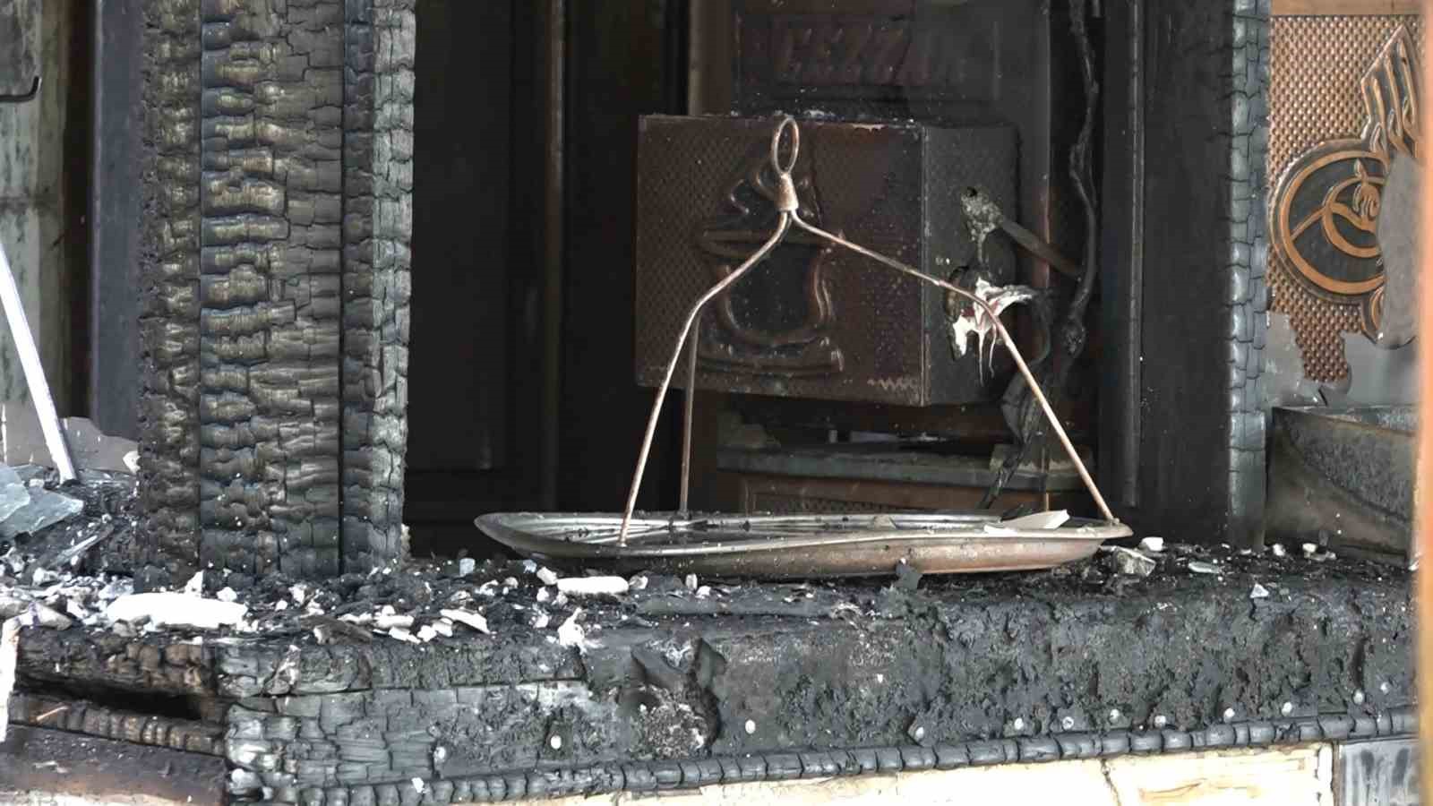 Bursa’da tarihi çay bahçesi alevlere teslim oldu