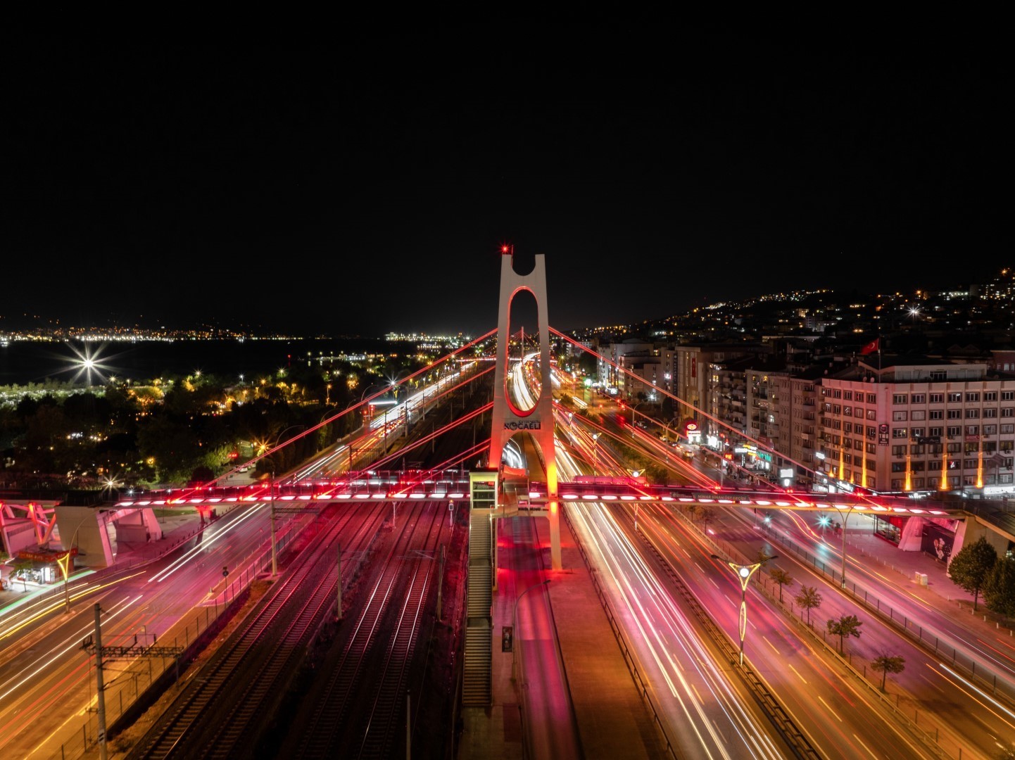 "Terörsüz Türkiye" için üst geçitler aydınlatıldı
