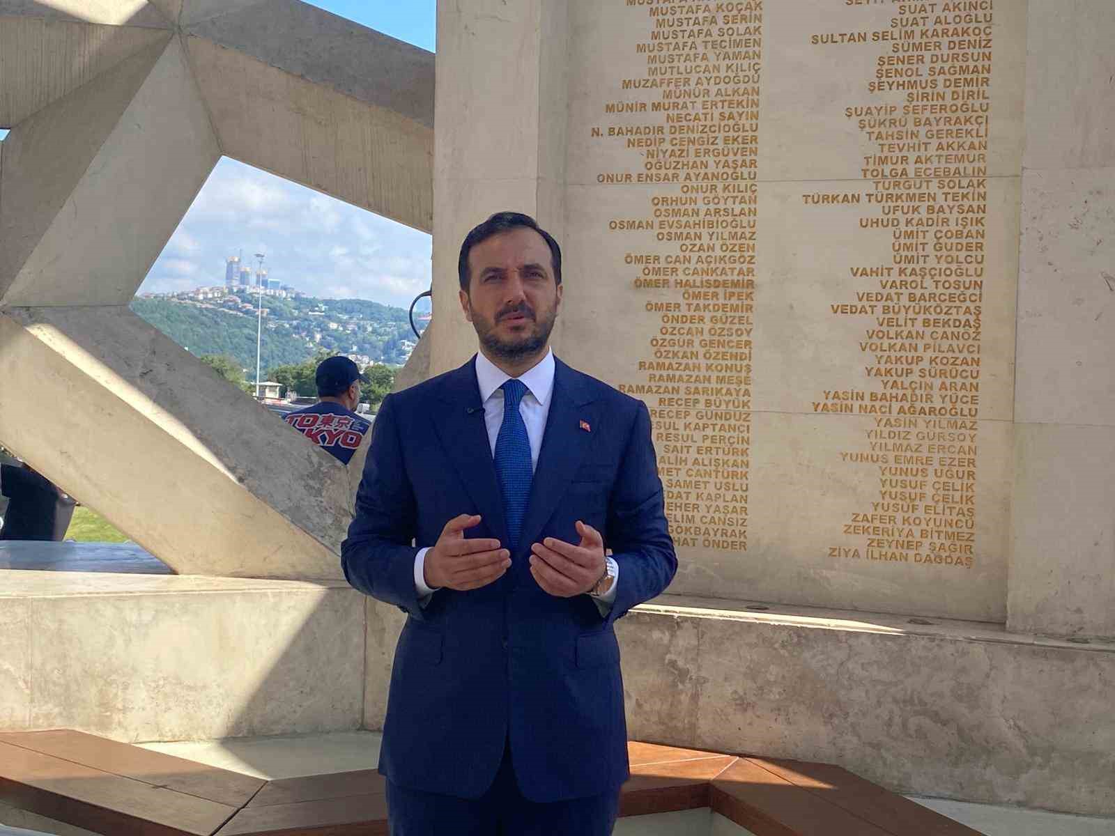 AK Parti İstanbul İl Başkanlığı 15 Temmuz Şehitler Anıtı’nı ziyaret etti