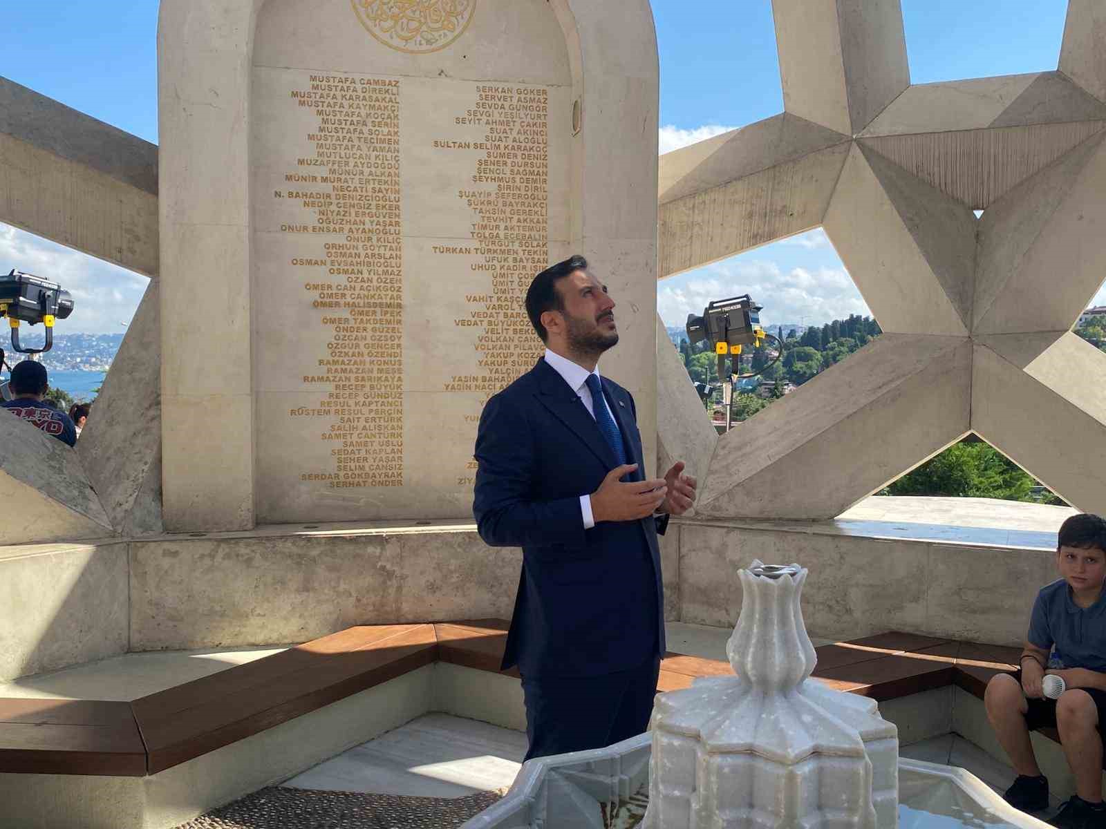 AK Parti İstanbul İl Başkanlığı 15 Temmuz Şehitler Anıtı&rsquo;nı ziyaret etti
