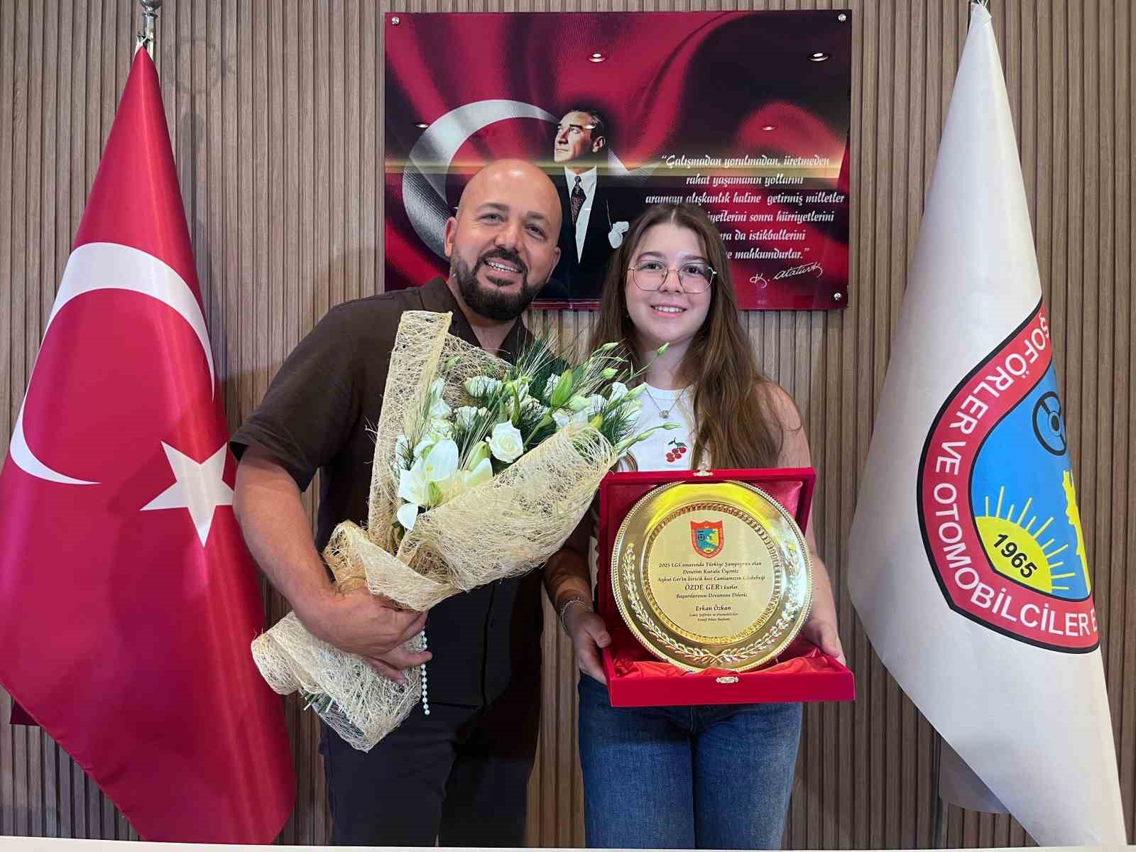 İzmirli &Ouml;zde, LGS&rsquo;de T&uuml;rkiye birincisi oldu
