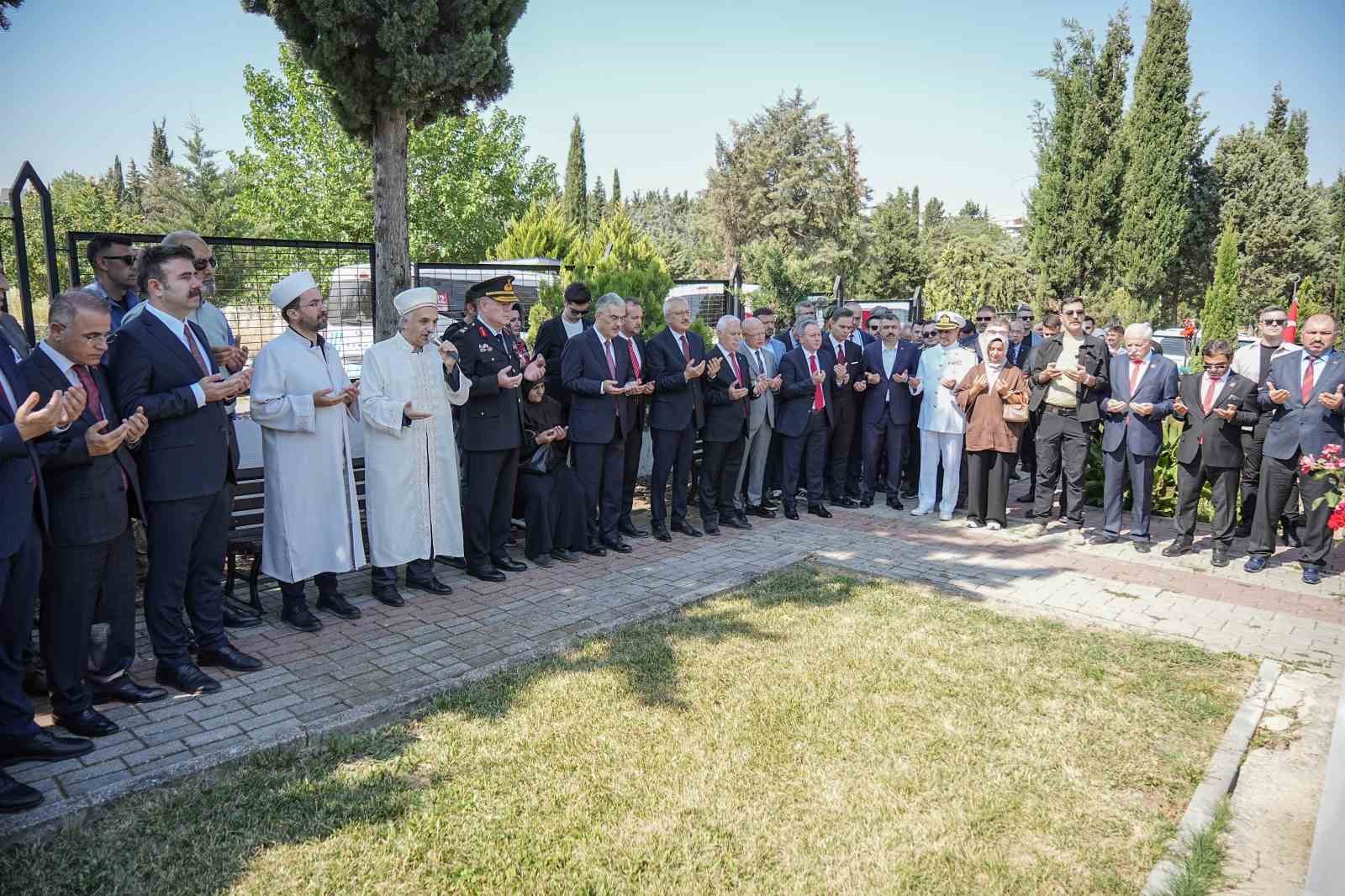 Bursa’da 15 Temmuz anma programları şehitlik ziyaretiyle başladı