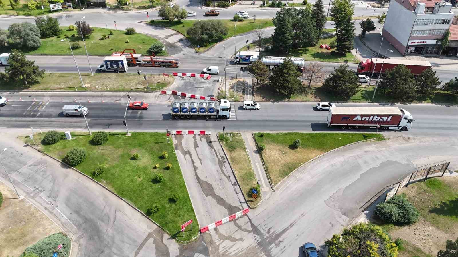 Tepebaşı kavşağı kapatıldı, kent i&ccedil;i toplu taşıma g&uuml;zerg&acirc;hları değişti
