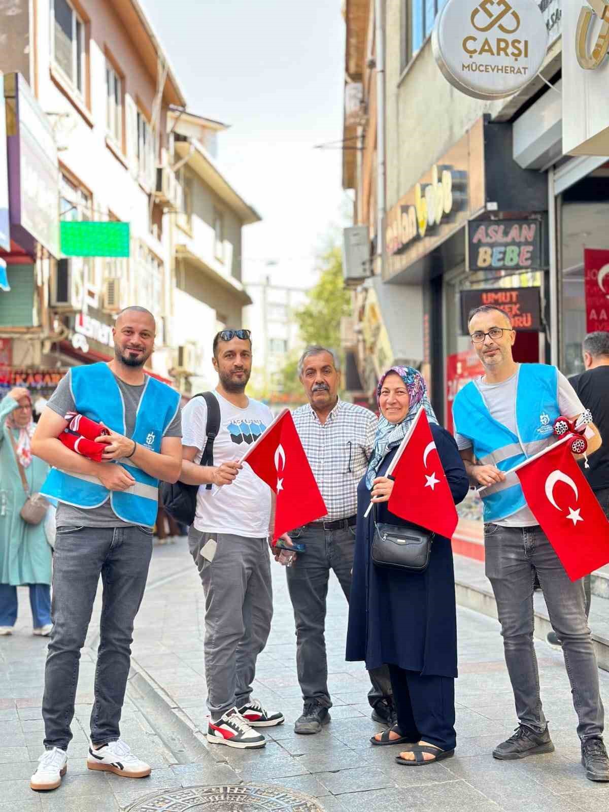 Esnafa ve vatandaşlara binlerce bayrak dağıtıldı