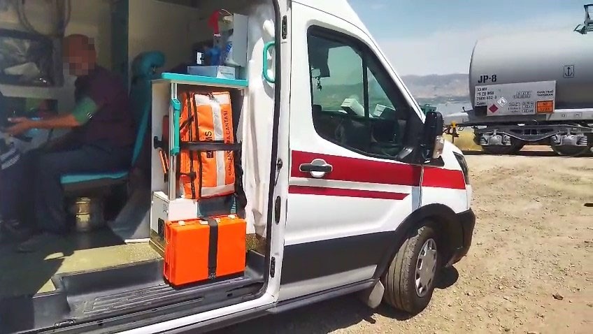 Elazığ&rsquo;da tren kamyona &ccedil;arptı: 1 yaralı
