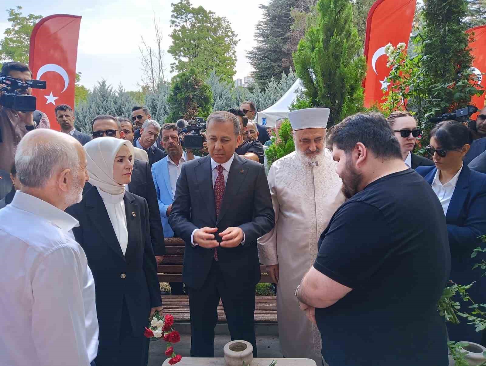 İçişleri Bakanı Yerlikaya ile Aile ve Sosyal Hizmetler Bakanı Göktaş, Karşıyaka Mezarlığı’nda yer alan 15 Temmuz Şehitliğindeki anma törenine katıldı