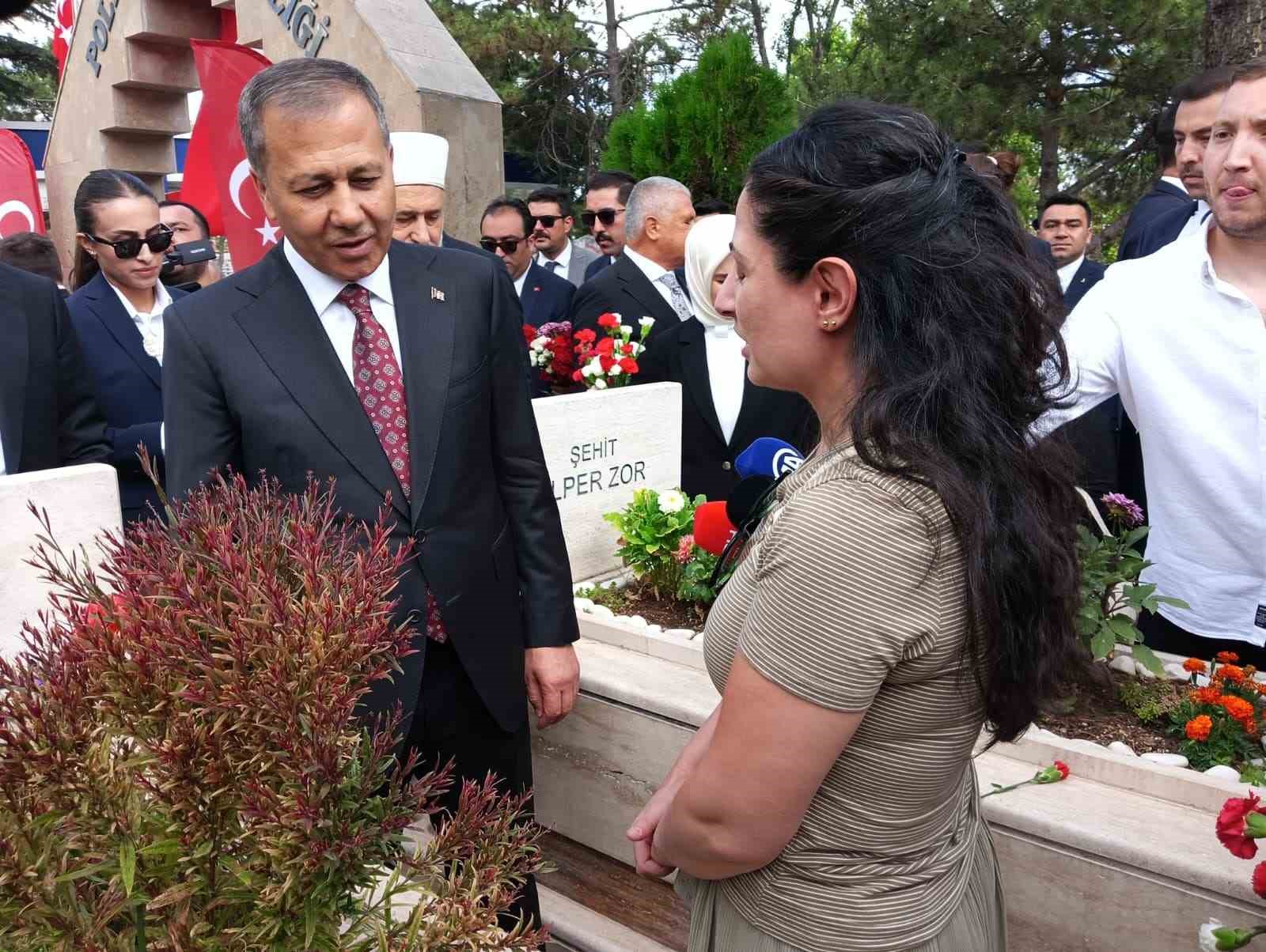 İçişleri Bakanı Yerlikaya ile Aile ve Sosyal Hizmetler Bakanı Göktaş, Karşıyaka Mezarlığı’nda yer alan 15 Temmuz Şehitliğindeki anma törenine katıldı