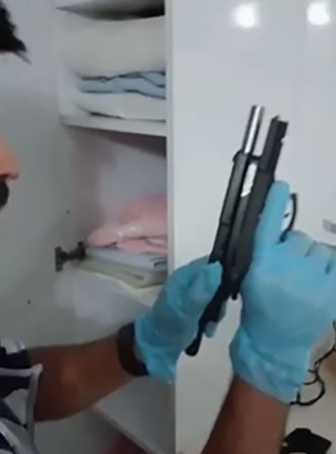 İzmir&rsquo;de silah ticareti operasyonu: Gizli b&ouml;lmelerde ele ge&ccedil;irildi
