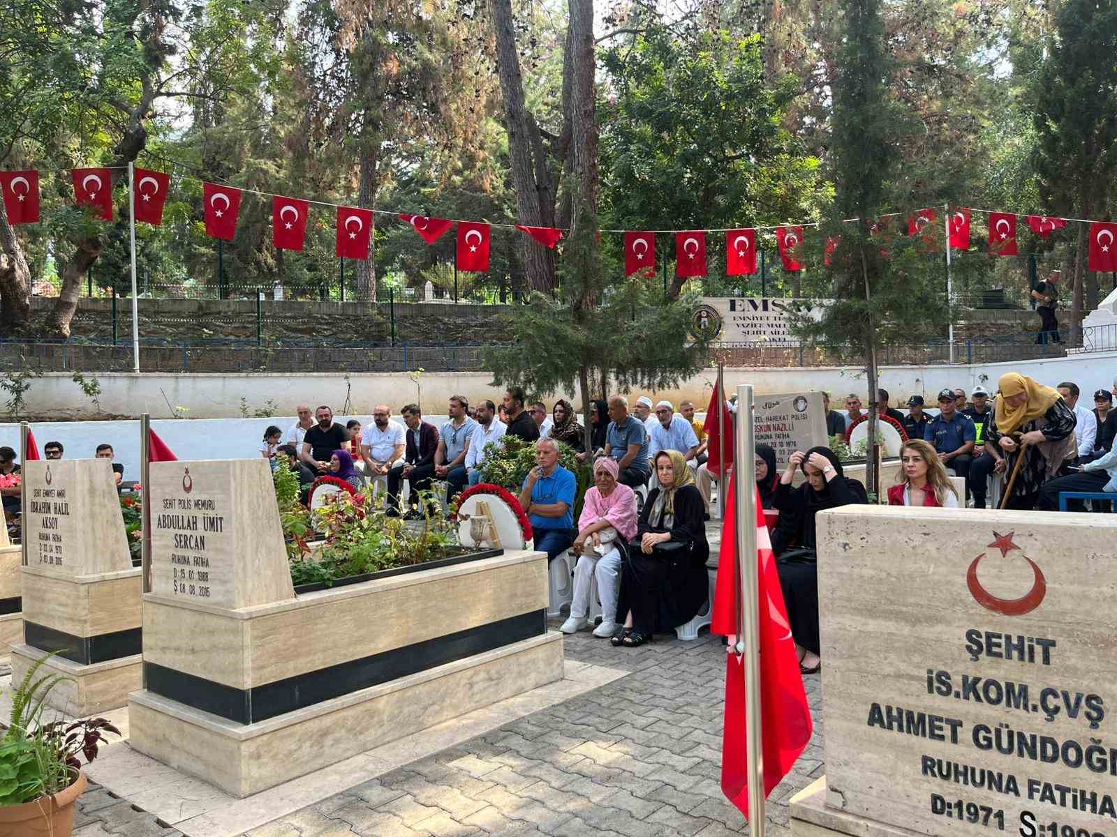 Alanya&rsquo;da 15 Temmuz&rsquo;da şehitliğe karanfil bırakıldı
