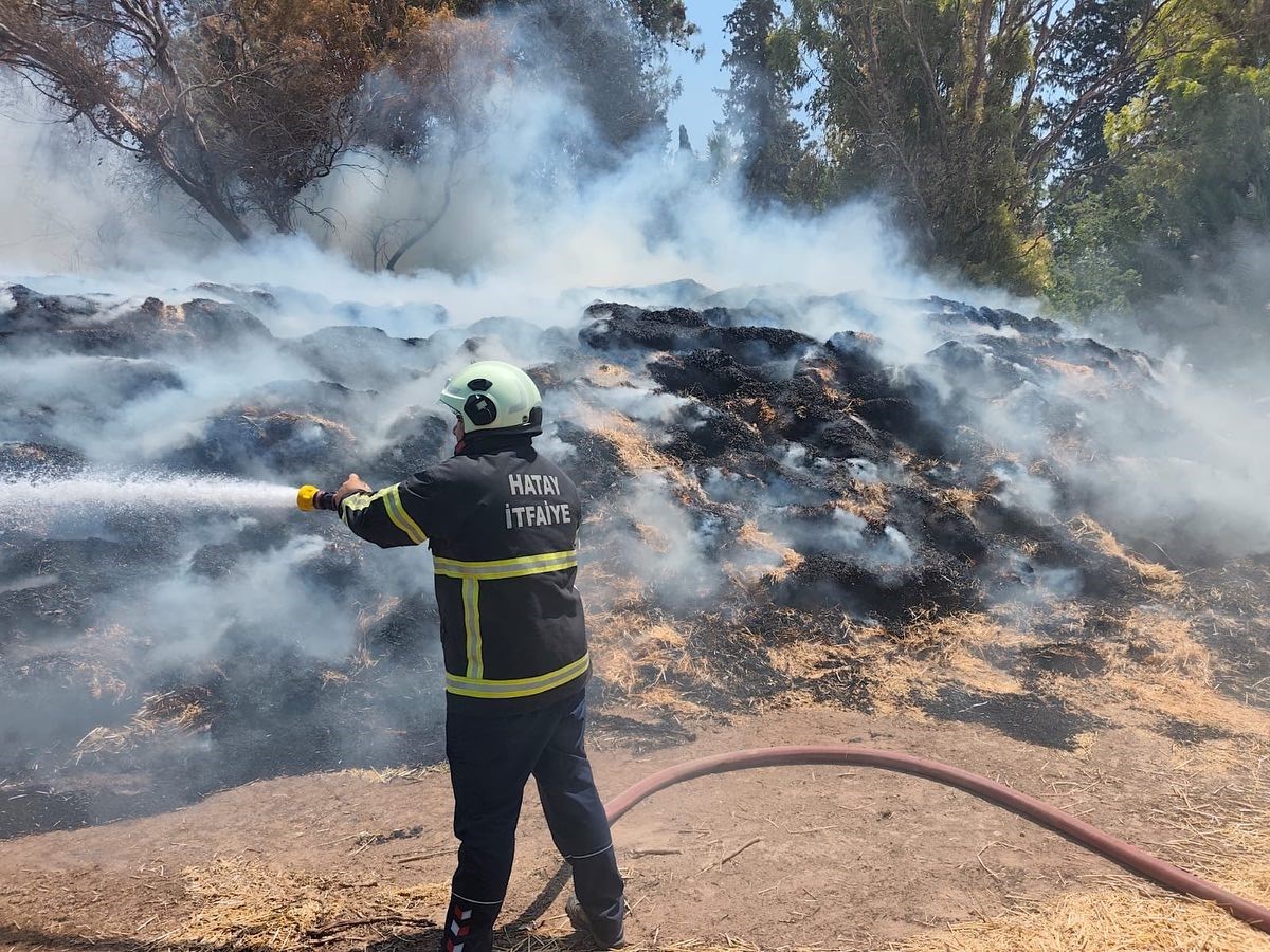 Kumlu’da saman balyaları alevlere teslim oldu